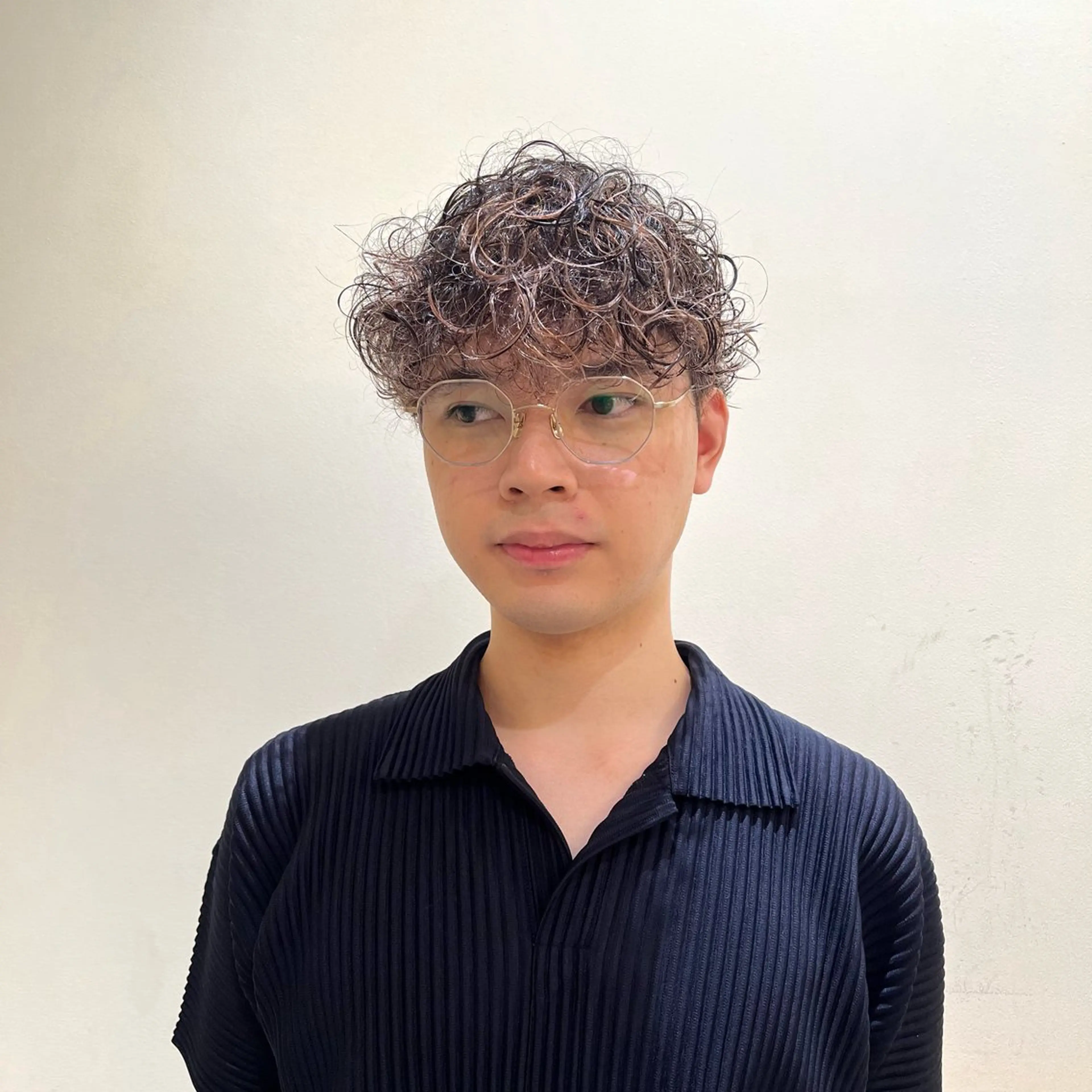 ショート カラー パーマ メンズ メンズブリーチ メンズハイライト メンズパーマ プードルパーマ 黒髪 カット ヘアカラー パーマ 🌿‬ナチュラルヘア /パーマ/蒼真🍃のヘアスタイル