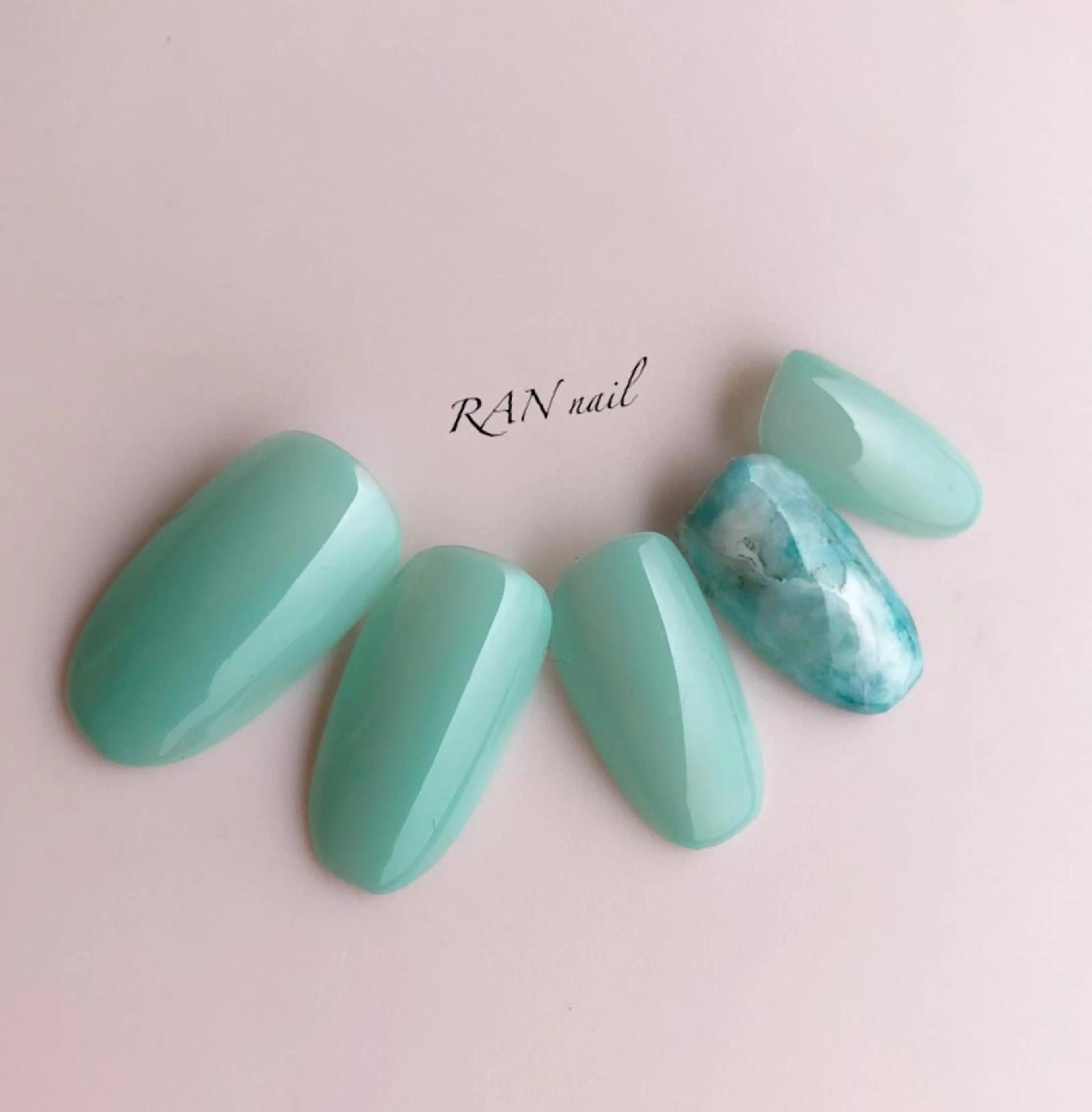 ネイル ブルー ワンカラーネイル シンプルネイル ホワイト RAN nailのネイルデザイン