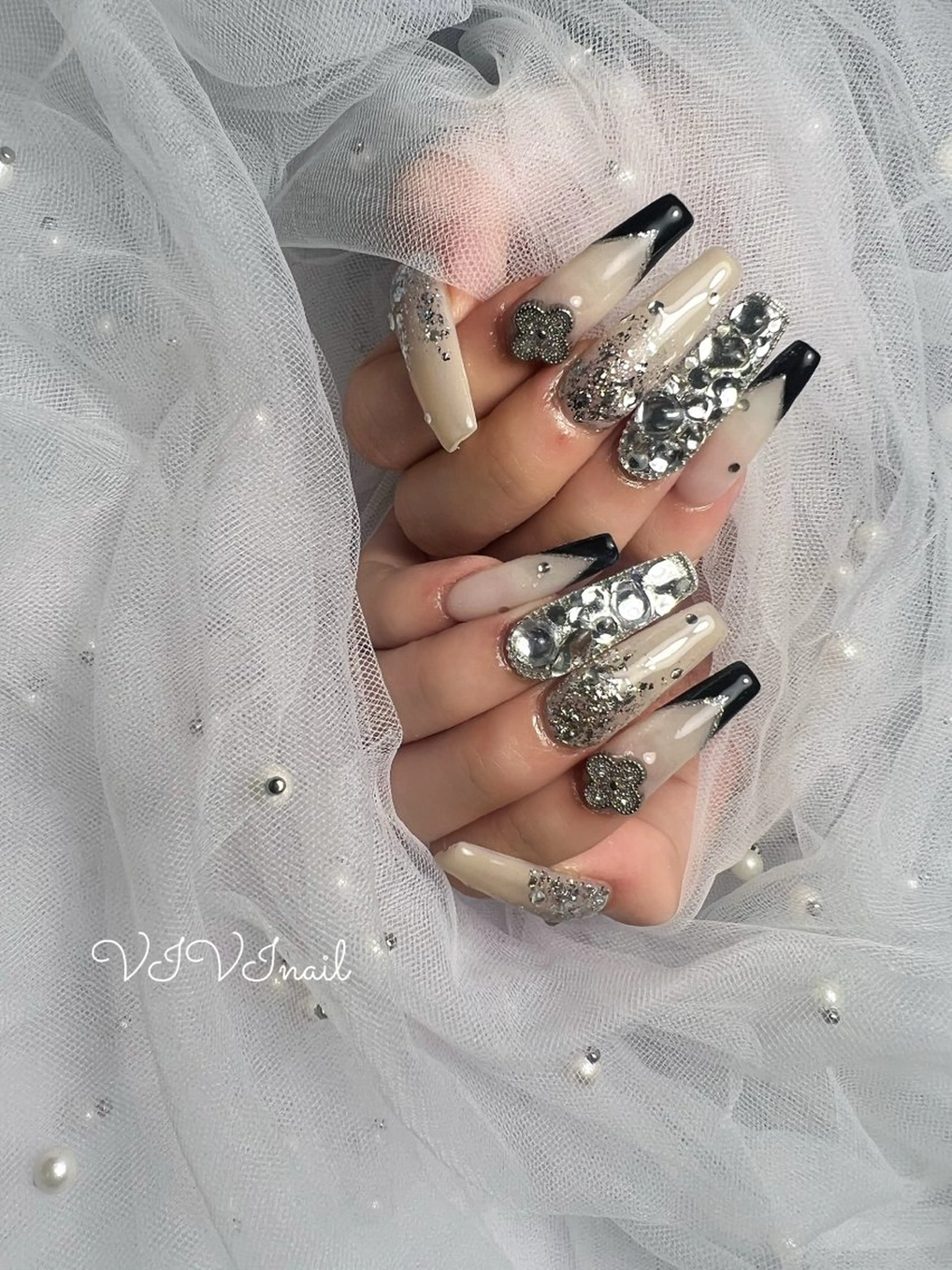 ネイル フレンチネイル キラキラネイル ロングネイル ハンドネイル vivi nailのネイルデザイン