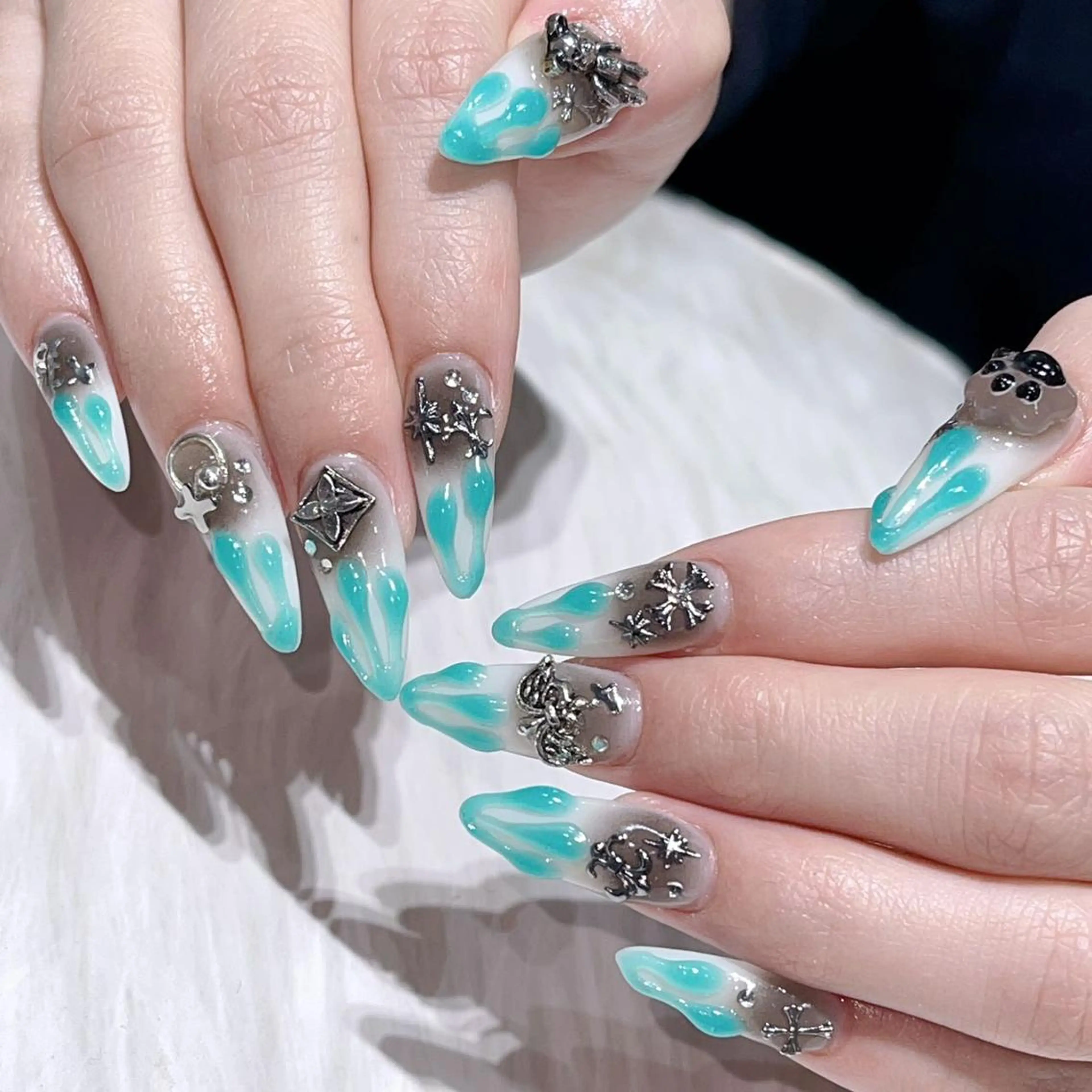 ネイル アートネイル 長さ出し ネイルチップ Queens PUPUのネイルデザイン