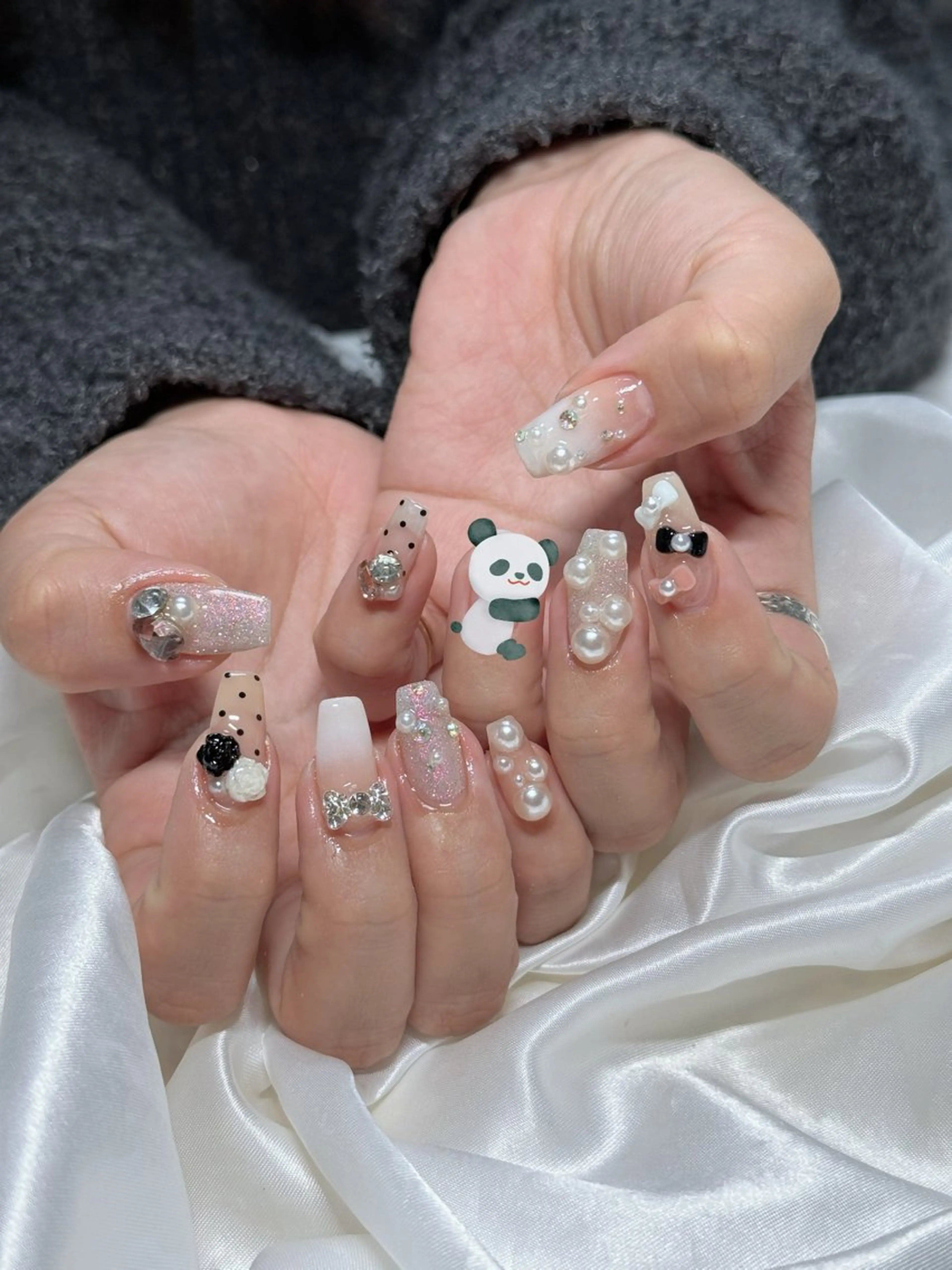 ネイル ドット ガーリー キラキラネイル ラメ(グリッター) リボン ハンドネイル 【OKIKA】 らん🦖🌈🧡のマツエク・マツパデザイン