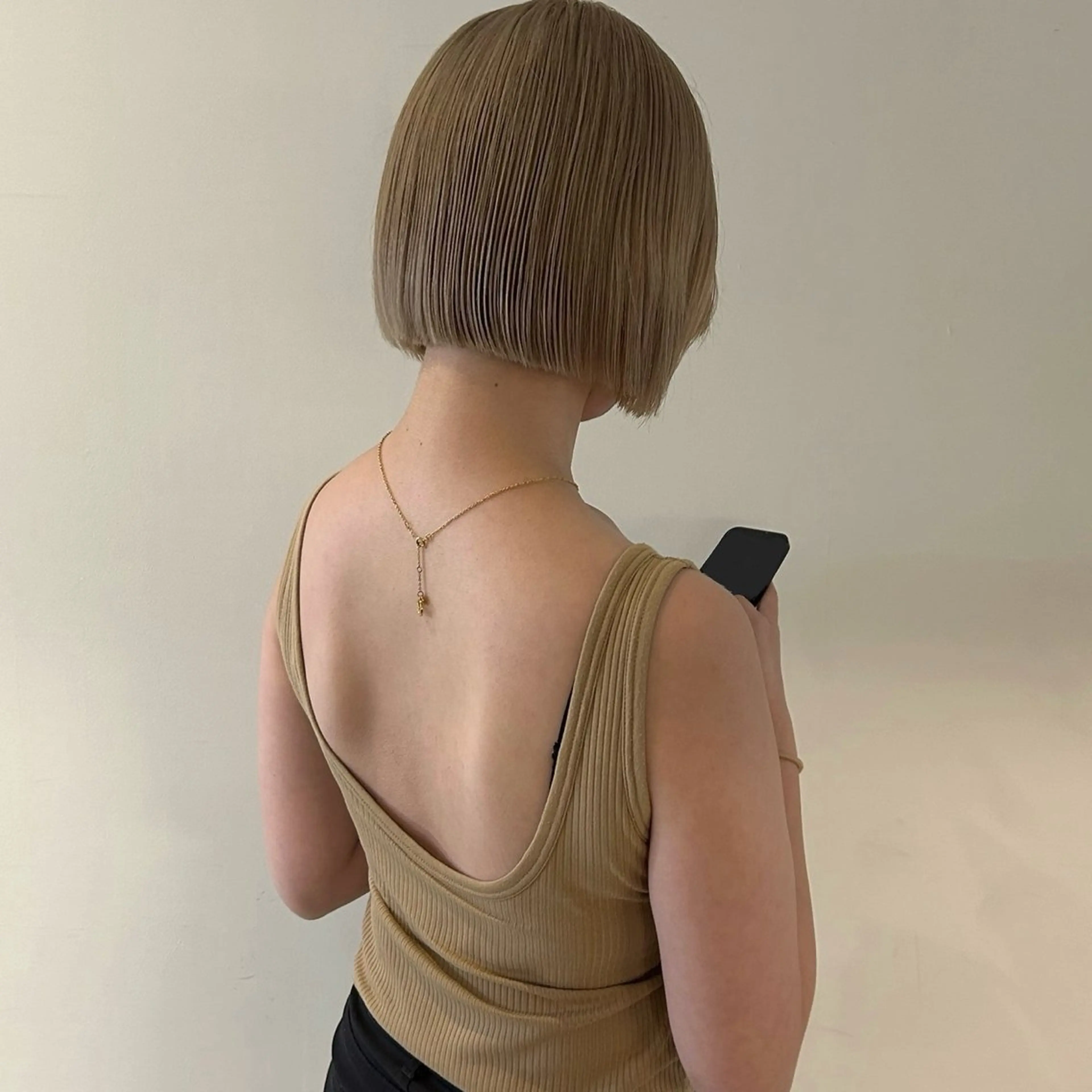 ショート カラー ブリーチ ケアブリーチ 透明感カラー ハイトーンカラー ボブ nonoka オリーブ/レイヤーのヘアスタイル