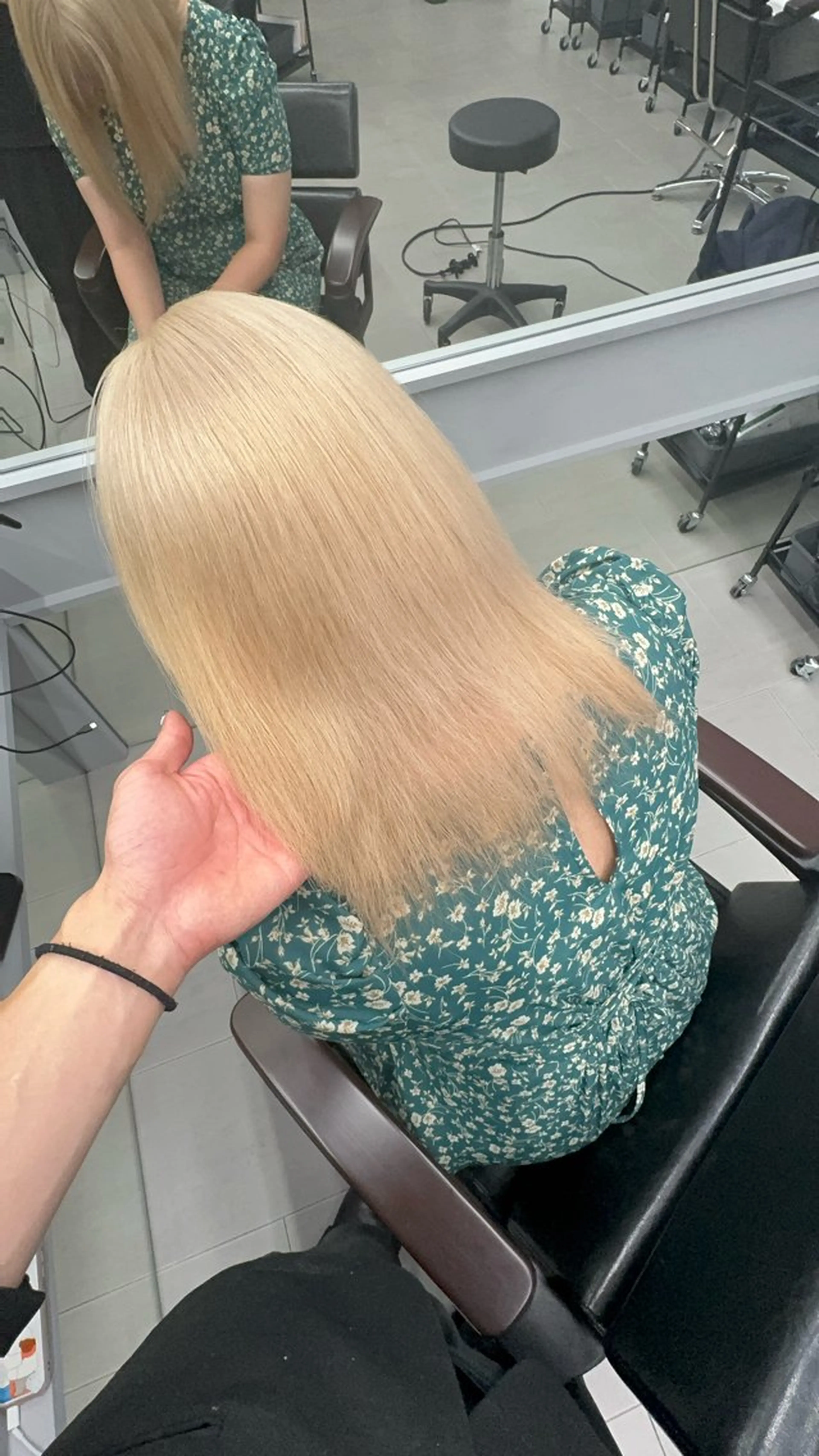 ミディアム 俊 介のヘアスタイル