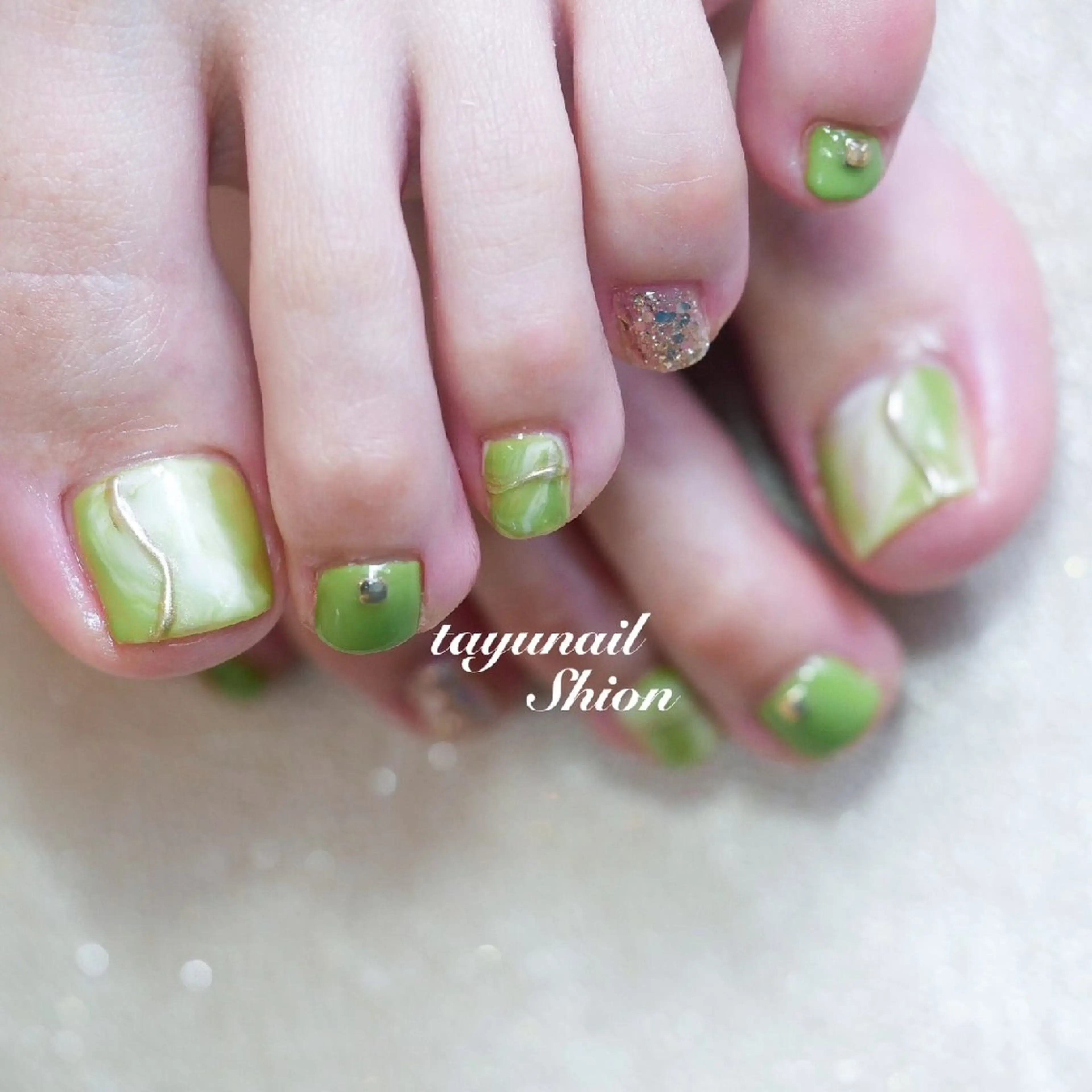 ネイル フットネイル ジェルネイル グリーン ニュアンスネイル パラジェル ネイルサロン 【たゆnail】のネイルデザイン
