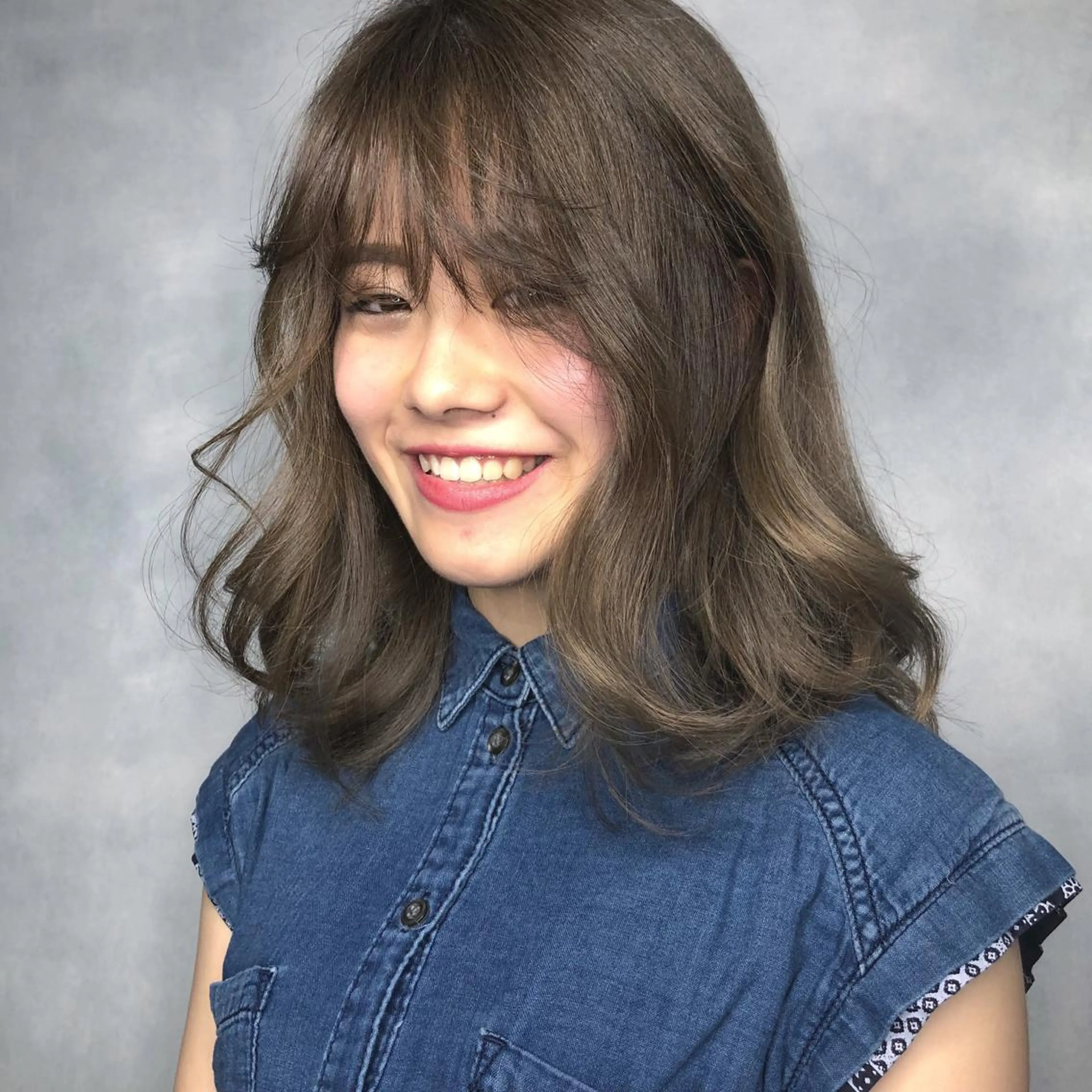 セミロング カラー ブリーチ ORIKA 美容室のヘアスタイル
