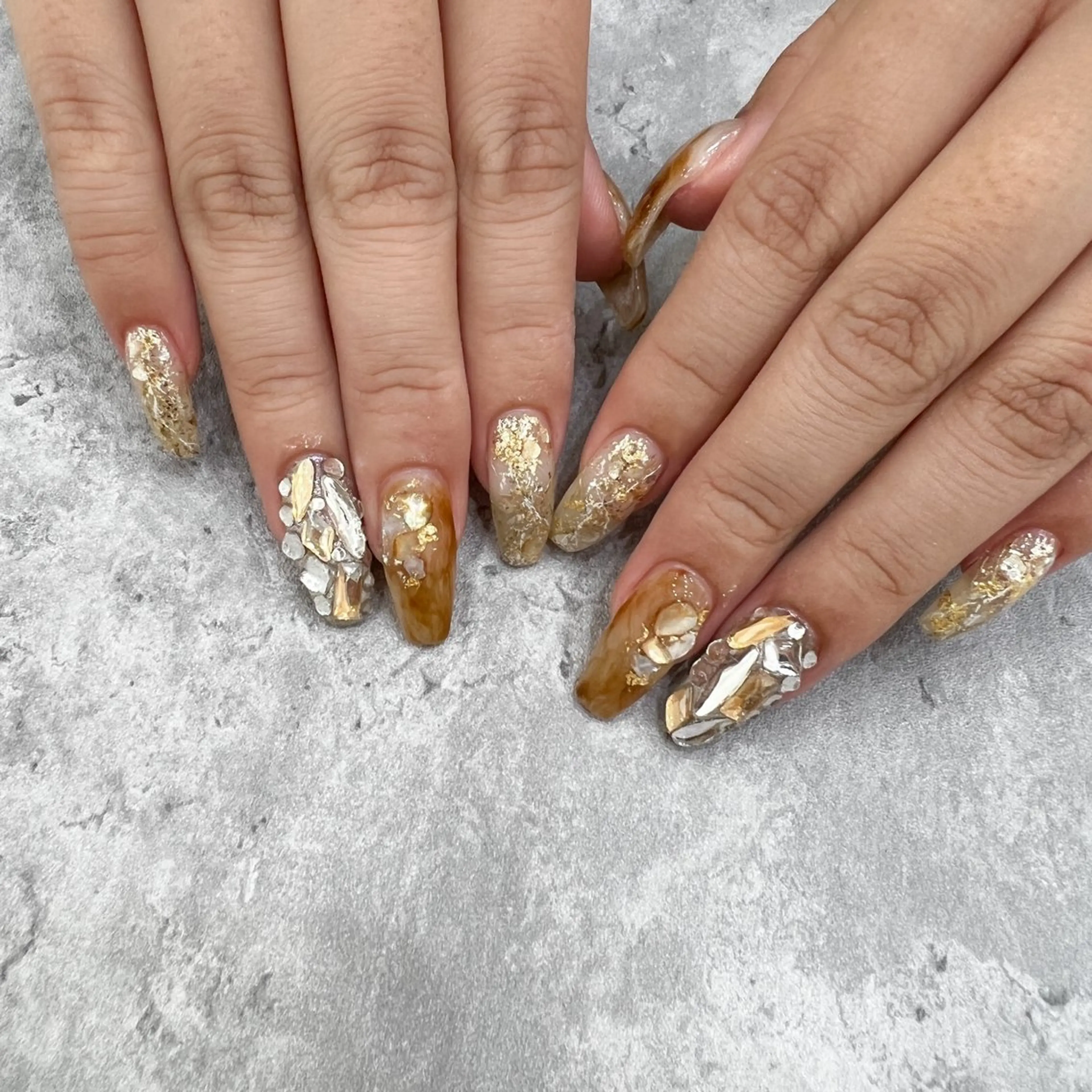 ネイル ブラウン キラキラネイル ✨絶対に褒められる 店長"Momonaのネイルデザイン