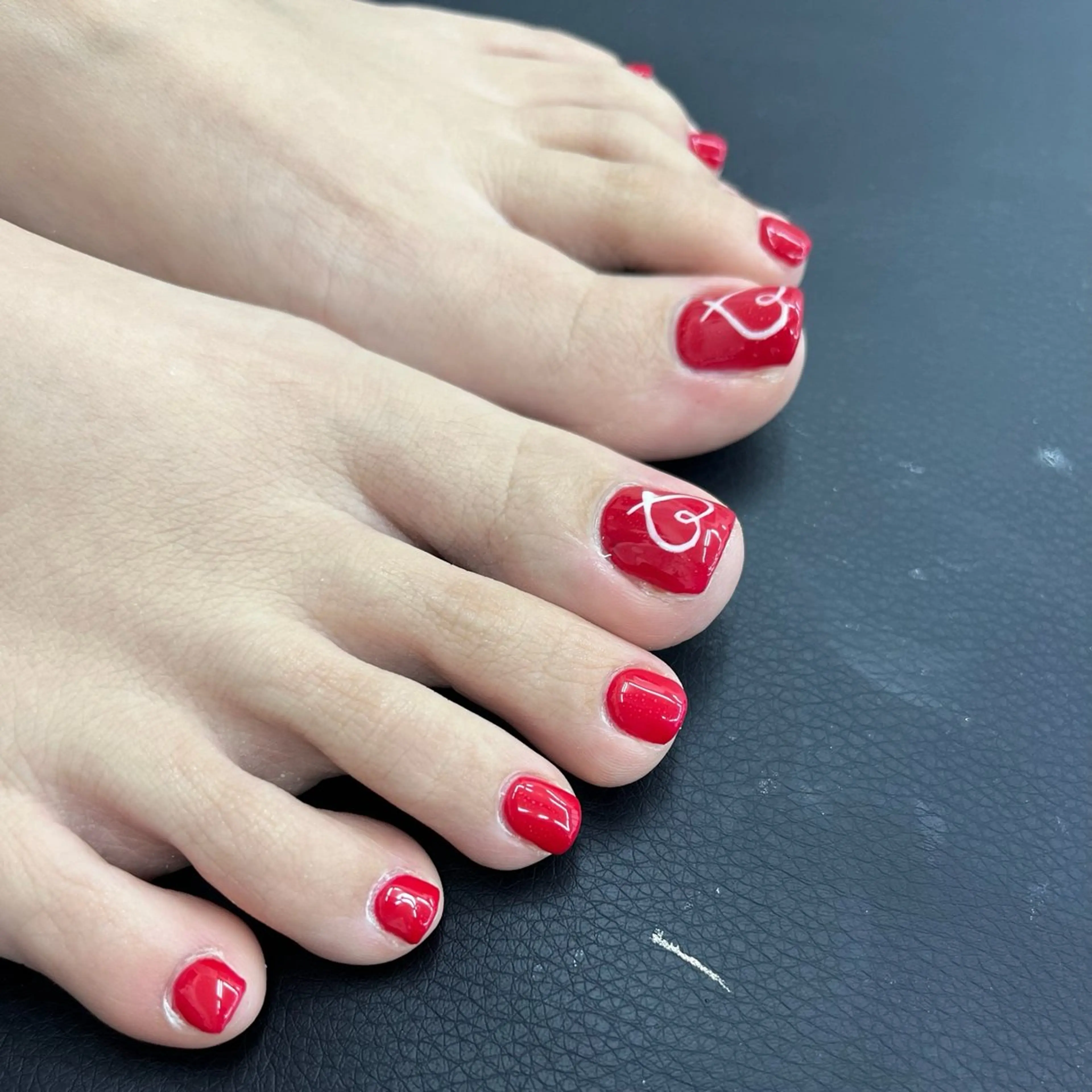 ネイル アートネイル フットネイル ワンカラーネイル 赤色 シンプルネイル Quee Stllaのネイルデザイン