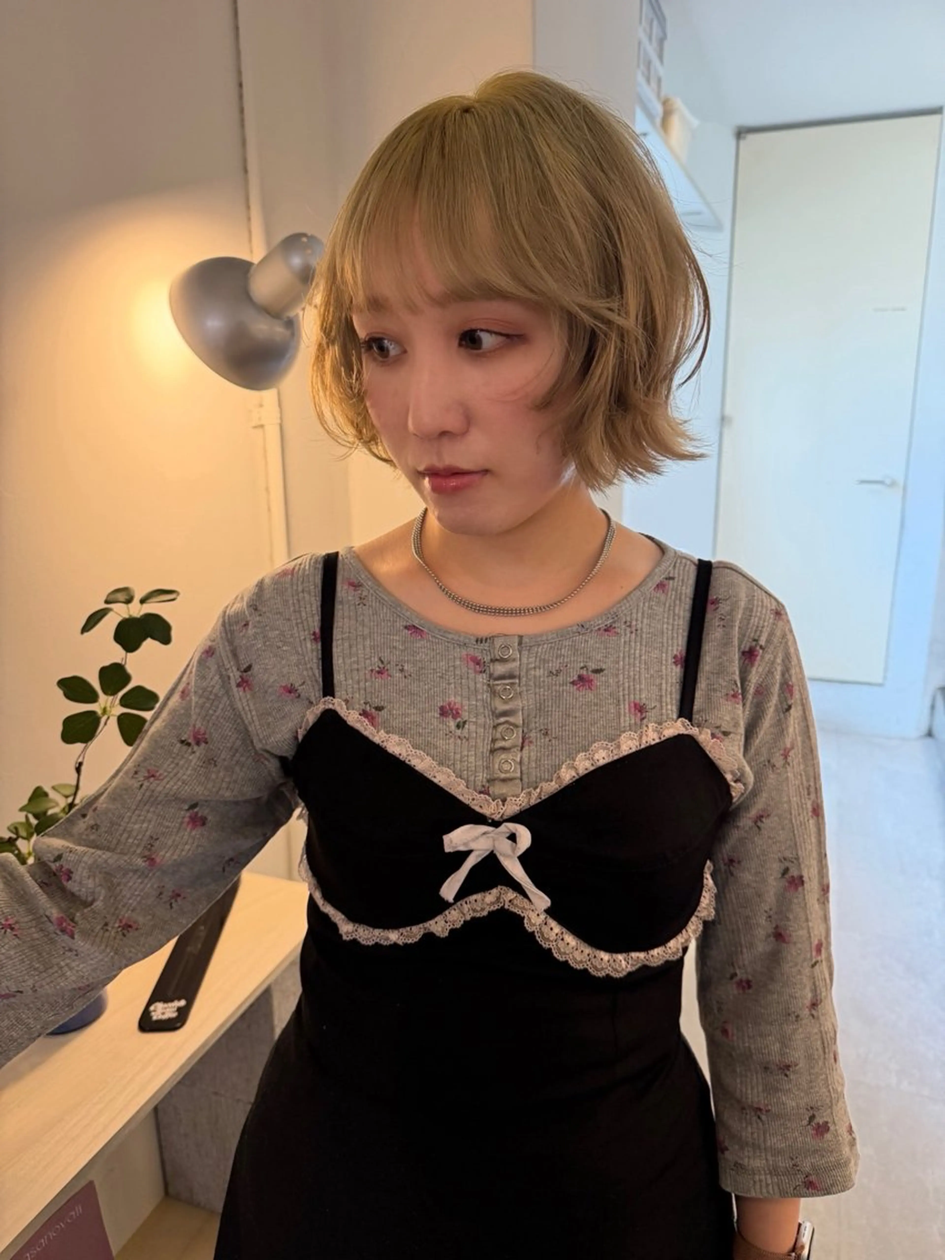 ショート カラー ヘアアレンジ ベージュカラー ブリーチ ブロンド ケアブリーチ ハイトーンカラー ヘアカラー トリートメント MIU/ルーツカラー 顔まわりレイヤーのヘアスタイル