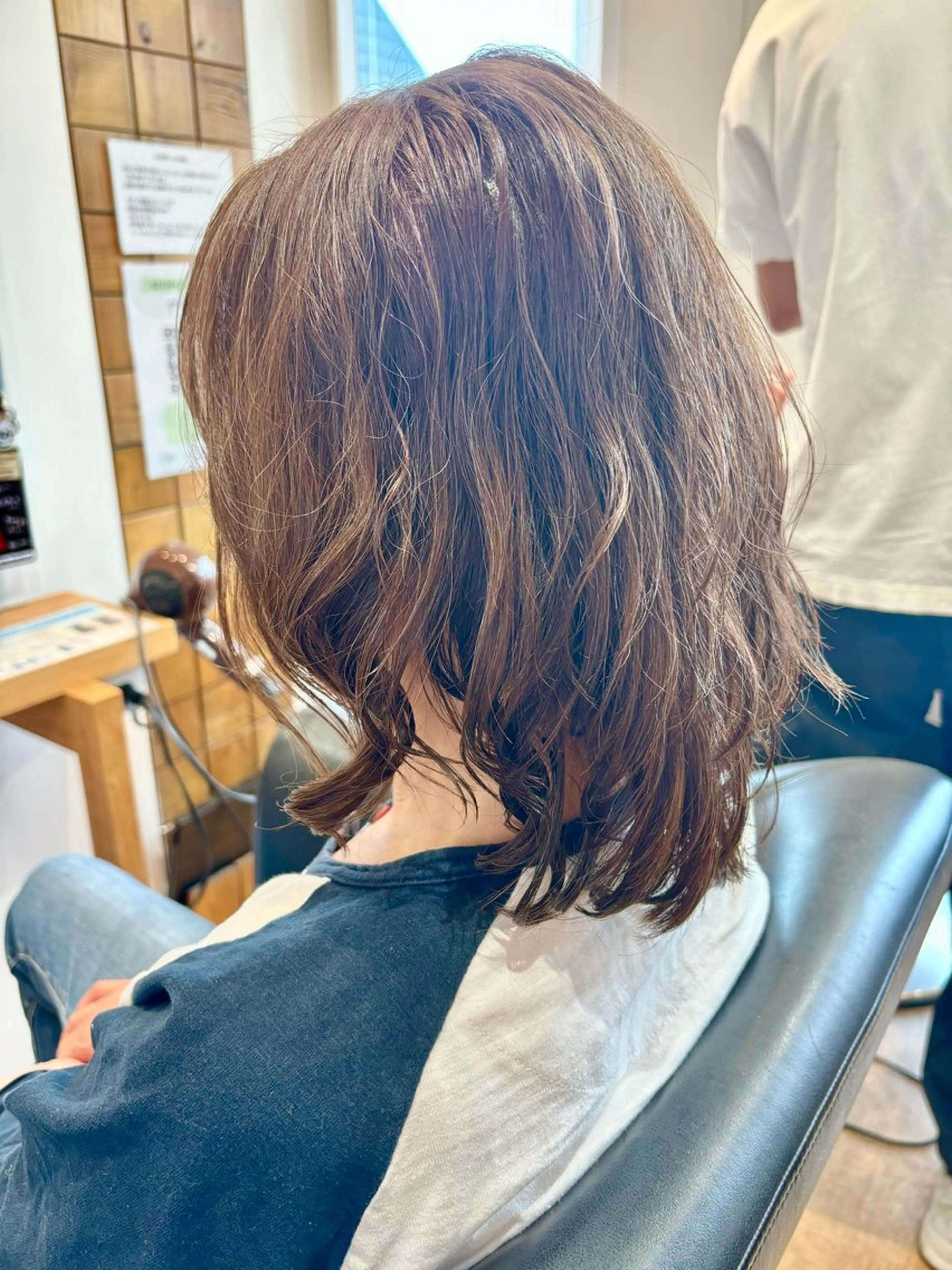 ミディアム カラー イヤリングカラー イルミナカラー ボブ くせ毛 レイヤーカット 秋山知穂ショート/ 縮毛矯正はお任せ🧸のヘアスタイル