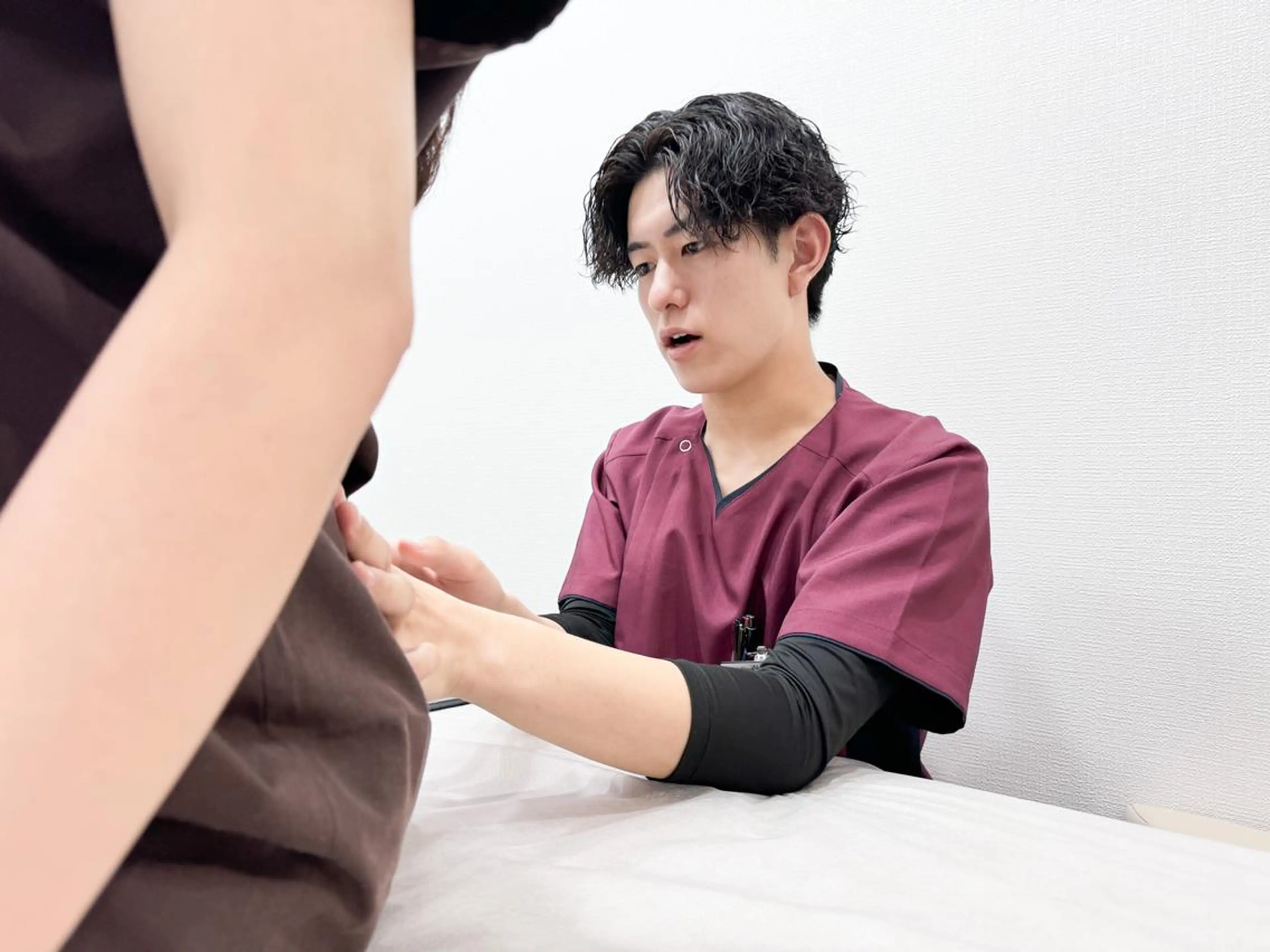 【美容鍼・小顔鍼】 鍼灸師　森原拓磨のエステ・リラクイメージ