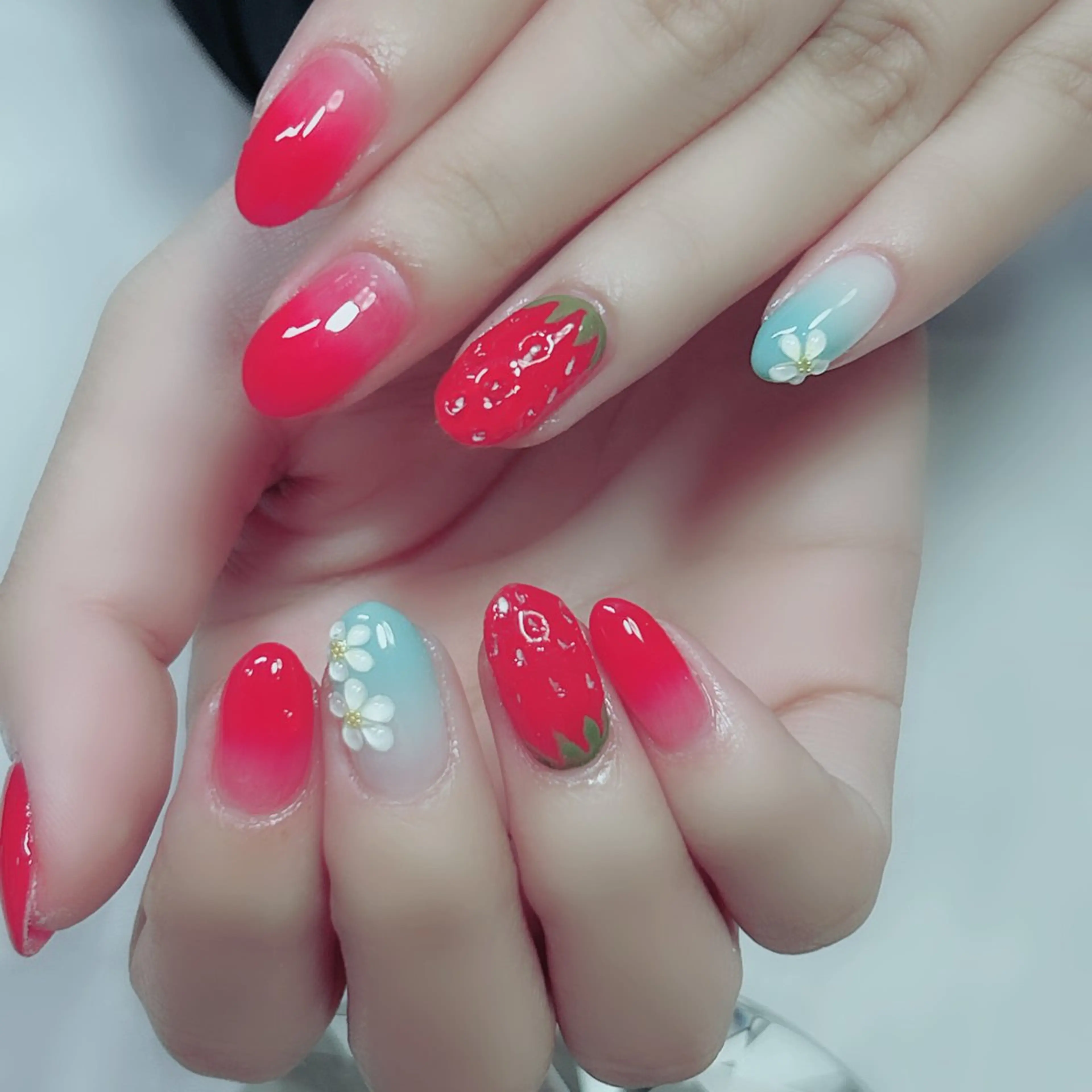 ネイル オーロラネイル フラワーネイル フレンチネイル キラキラネイル ラメ(グリッター) ハンドネイル Cute Tips nailのネイルデザイン