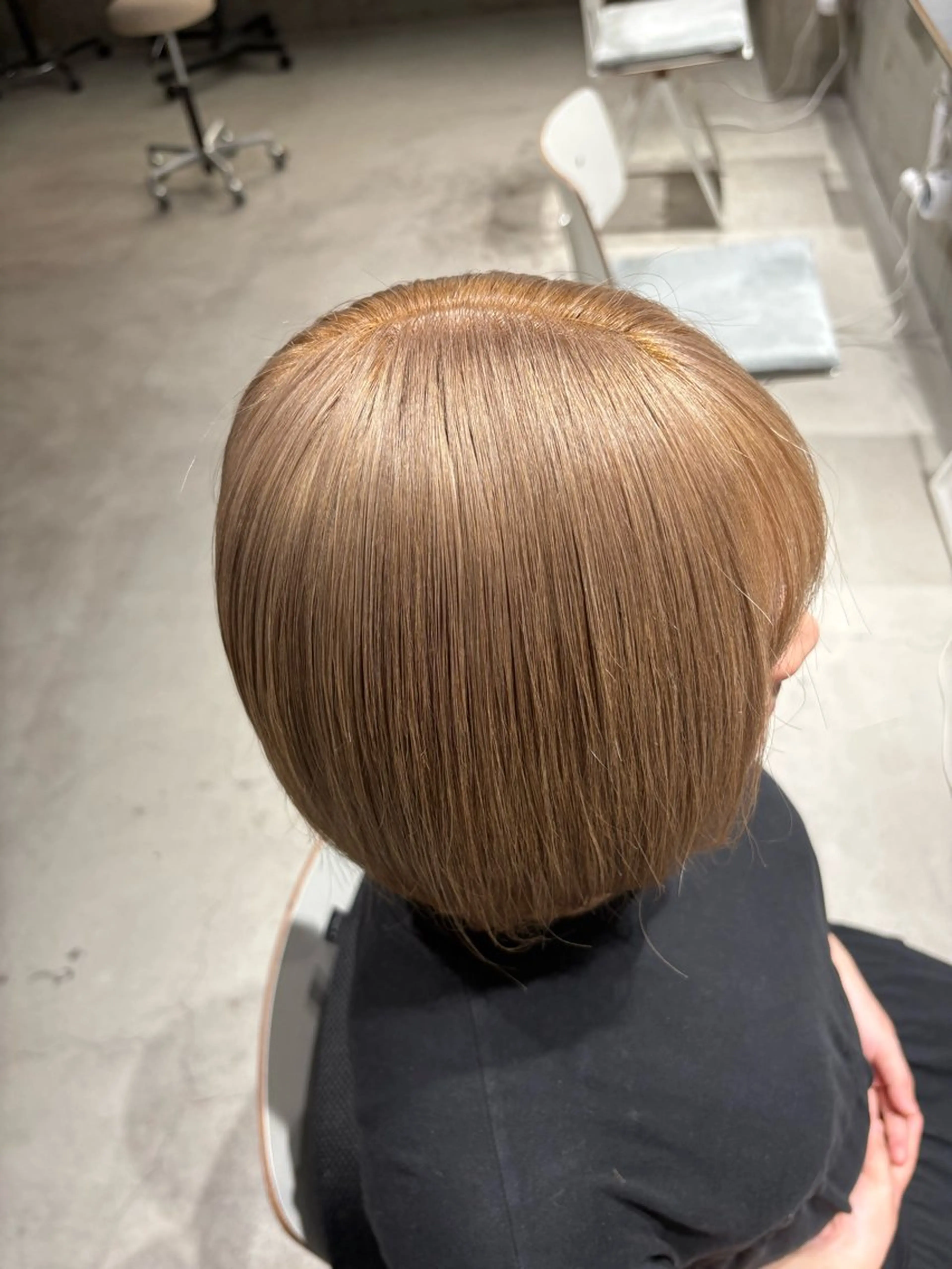 ショート カラー ベージュカラー ブリーチ ハイトーンカラー ミルクティーベージュ ヘアカラー 玉置 七海のヘアスタイル