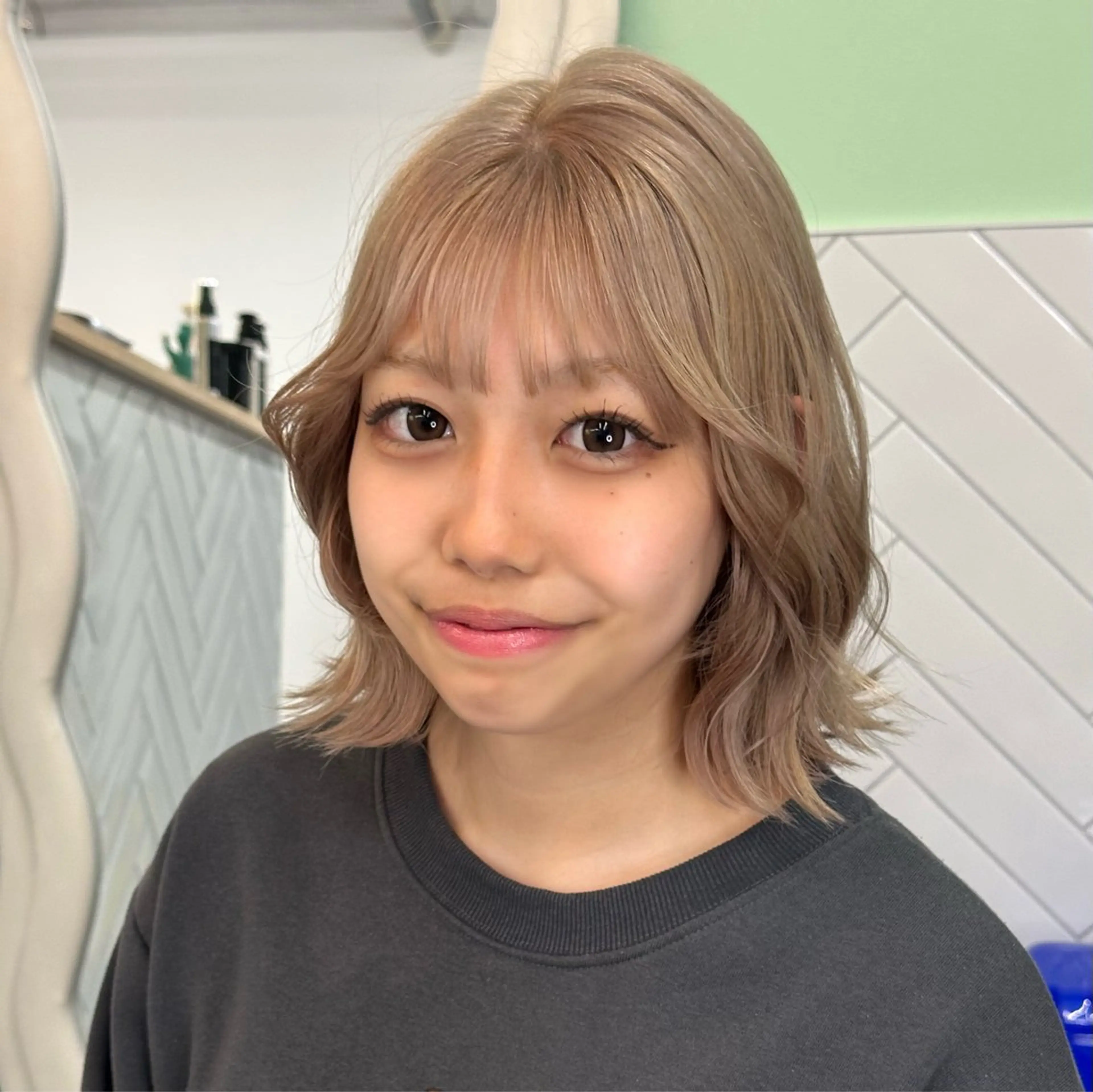 カラー ベージュカラー ブリーチ 透明感カラー ミルクティーベージュ ヘアカラー 大井 あんずのヘアスタイル