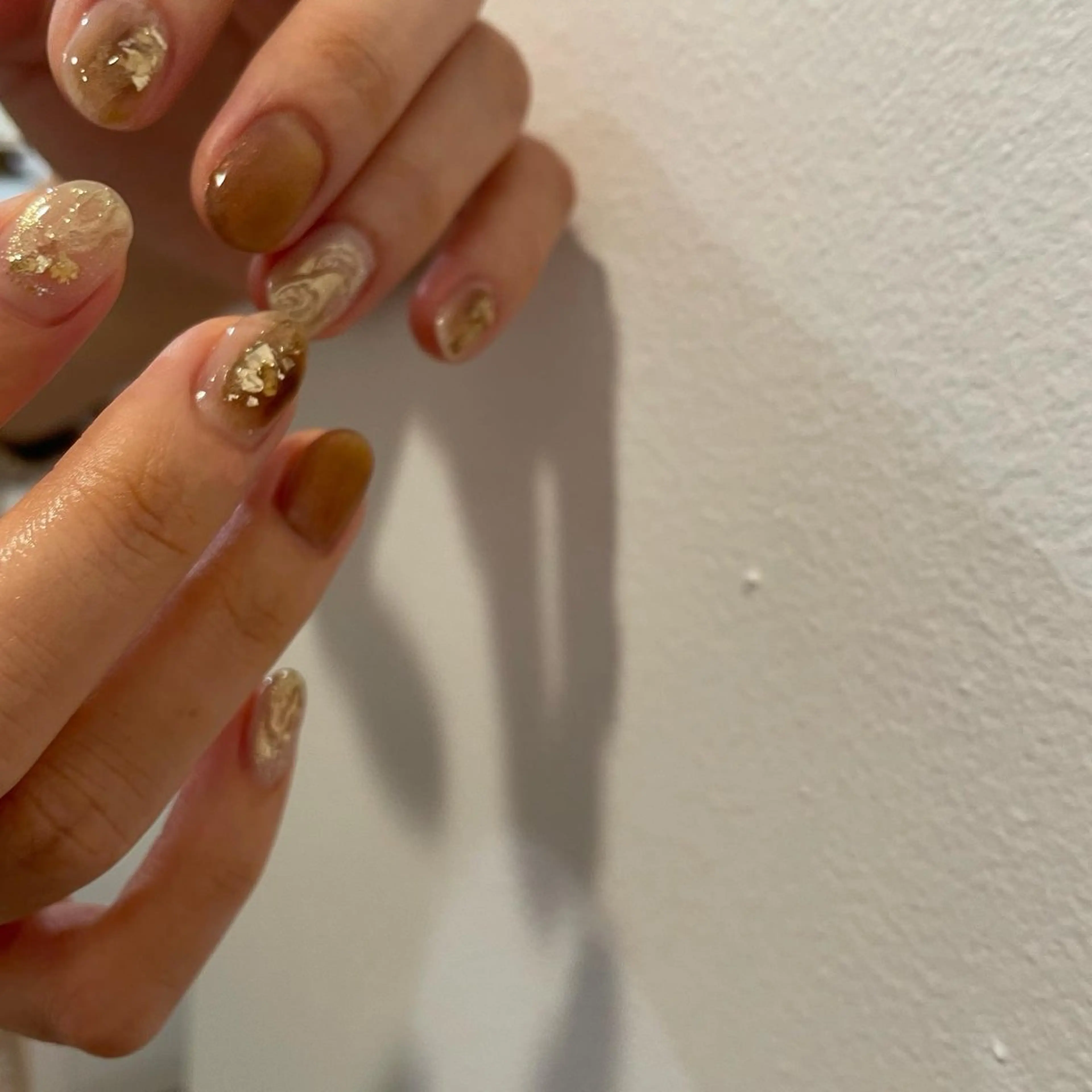 ネイル ブラウン ゴールド ハンドネイル Maede Kanaのネイルデザイン