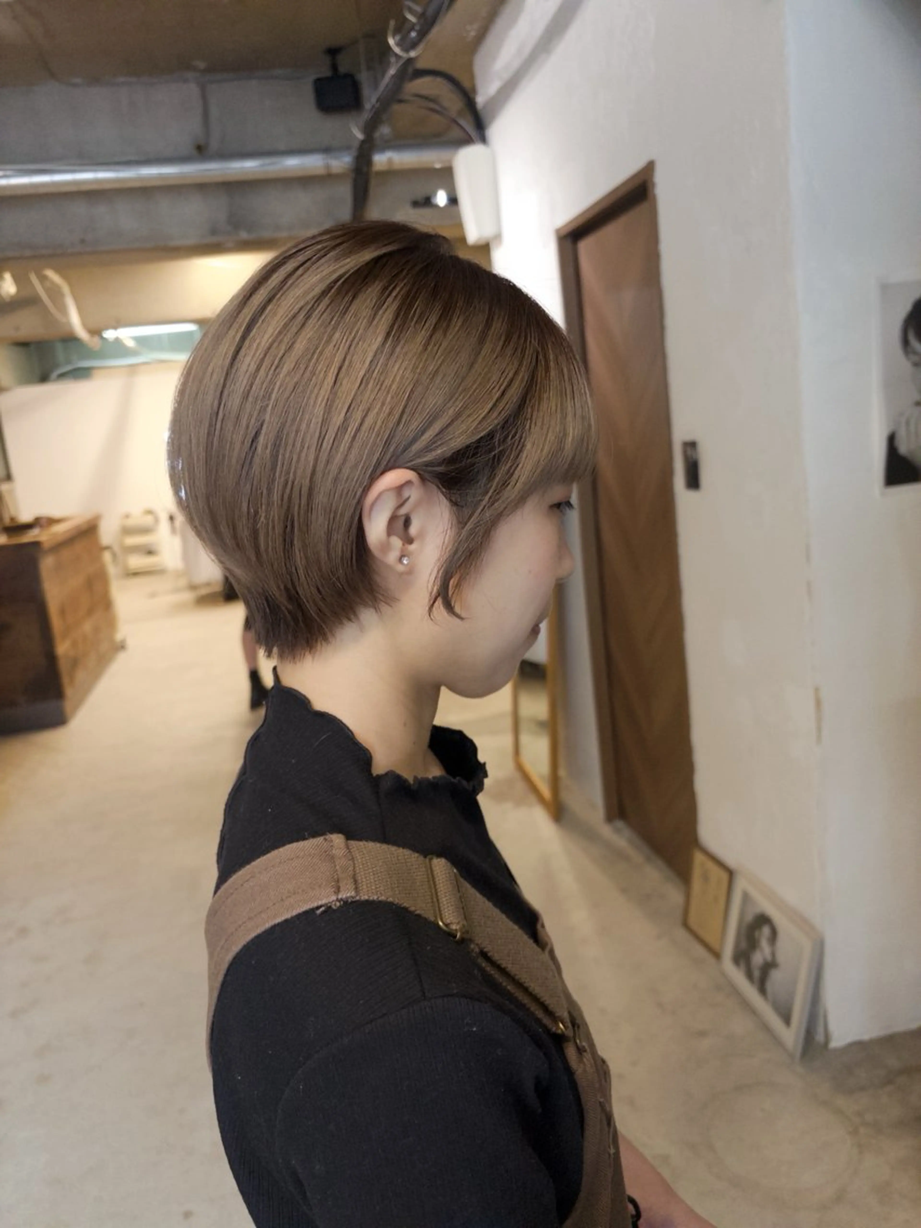 ショート カラー ブリーチ グレージュ KVELL ユナのヘアスタイル