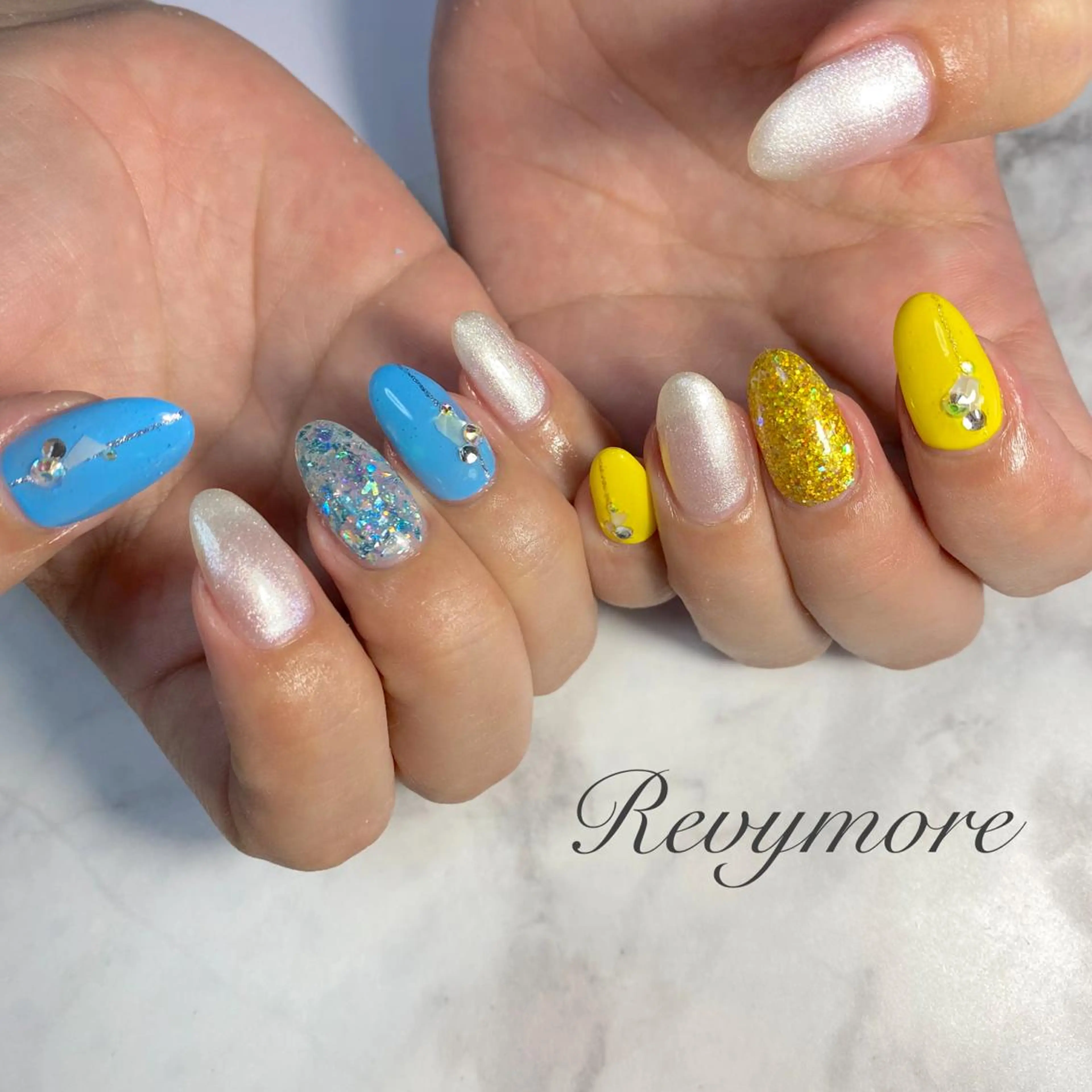 ミディアム ネイル 韓国風ヘア ジェルネイル キラキラネイル 韓国ネイル ニュアンスネイル nail salon Revymoreのネイルデザイン