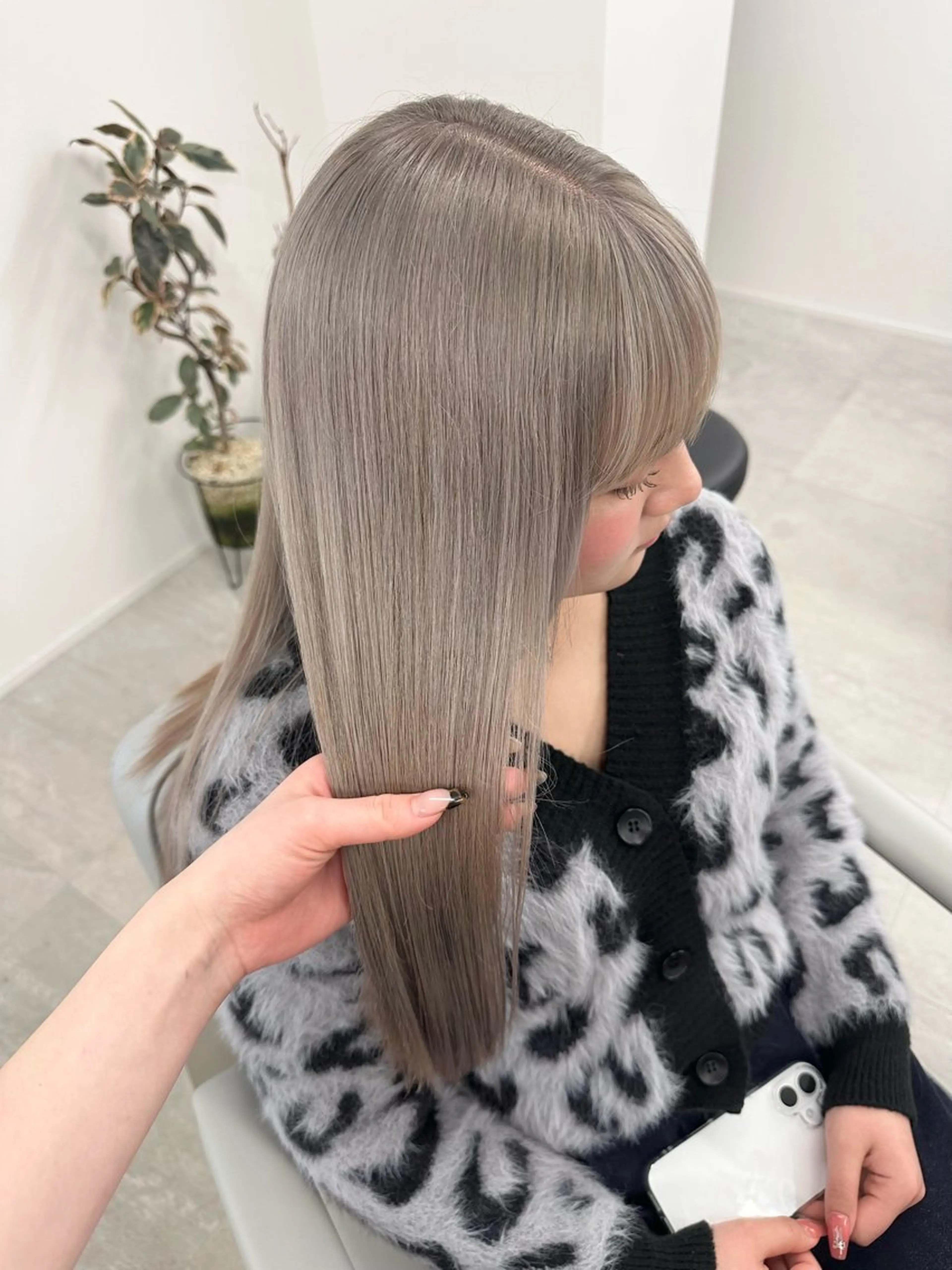 ミディアム Mei/ハイトーン/ シャドールーツのヘアスタイル