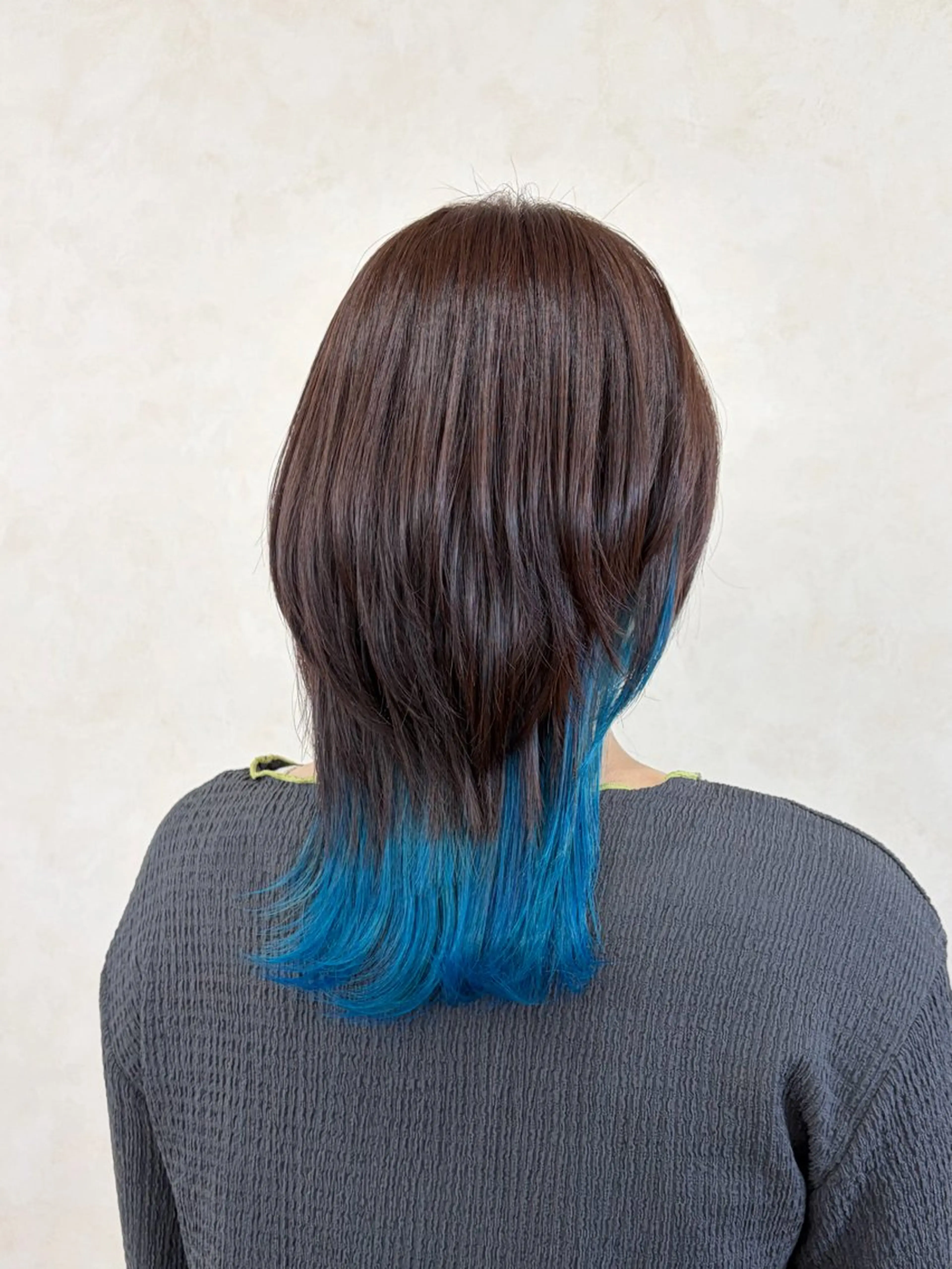 ミディアム カラー ブルーカラー インナーカラー ウルフカット カット ヘアカラー トリートメント 倉澤 愛理のヘアスタイル
