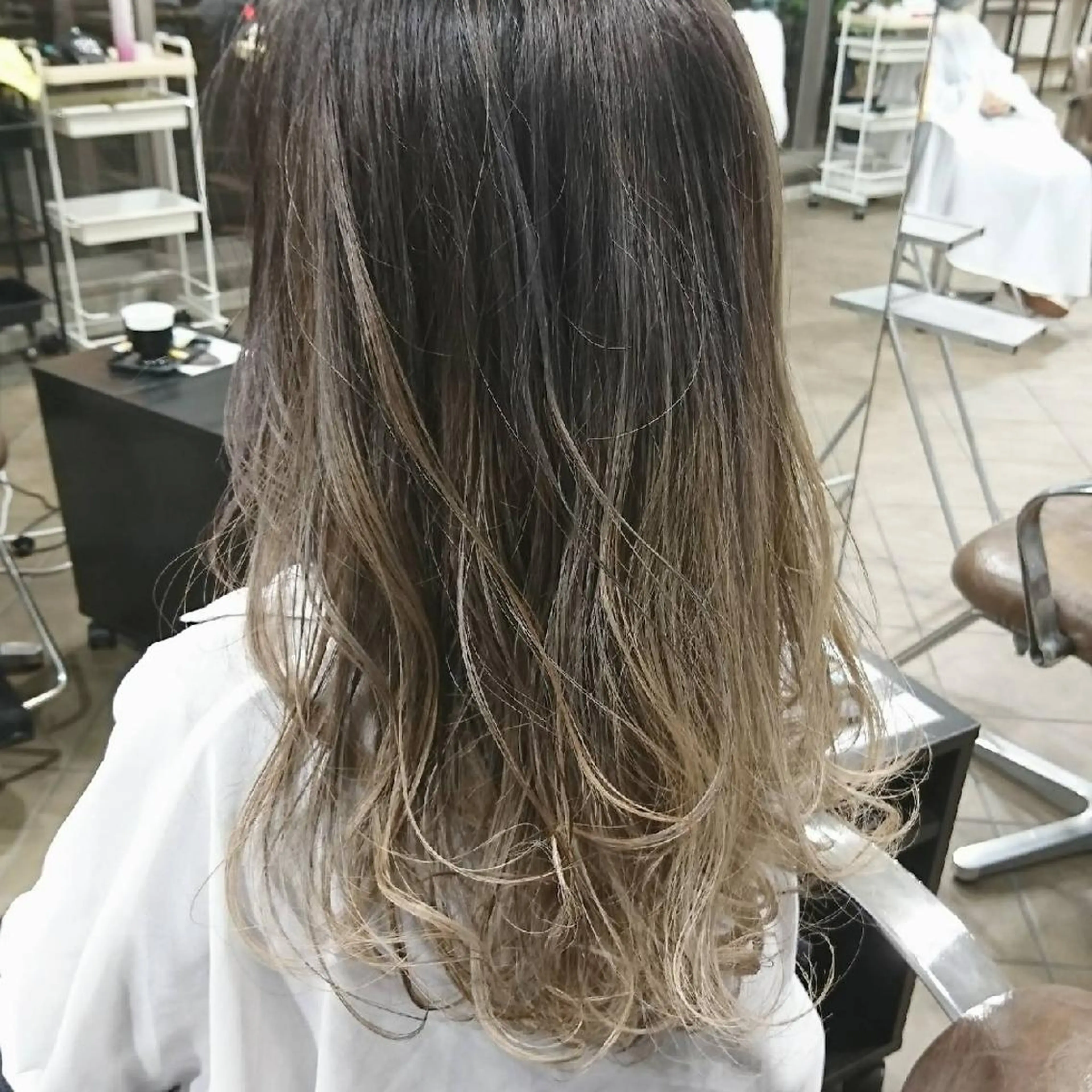 セミロング ヘアカラー Luisハイライト　 喜連瓜破、髪質改善のヘアスタイル