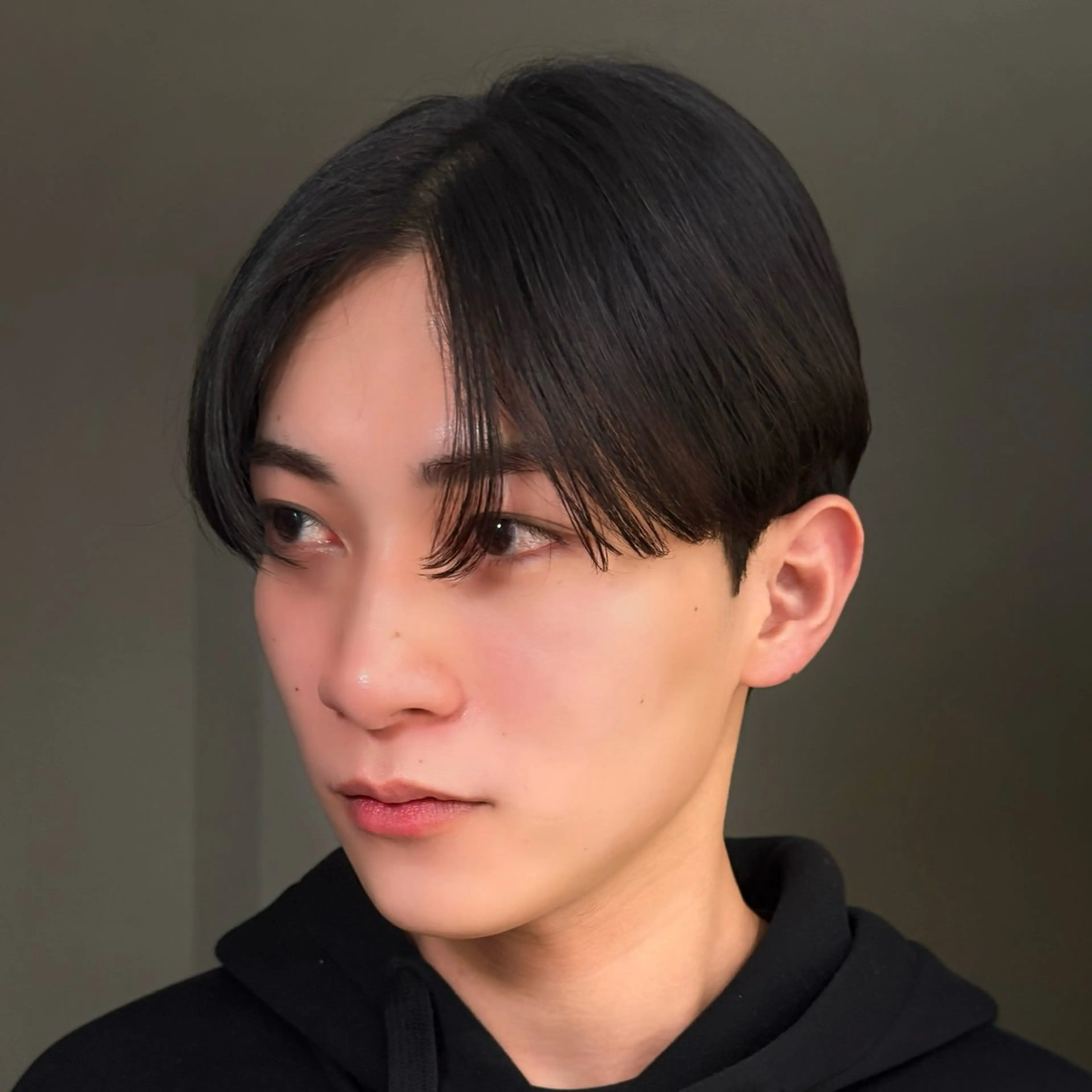 メンズ センターパート ダウンパーマ フェザーパーマ メンズ韓国風 マッシュ カット センターパート特化/ メンズカット/ヒロキのヘアスタイル