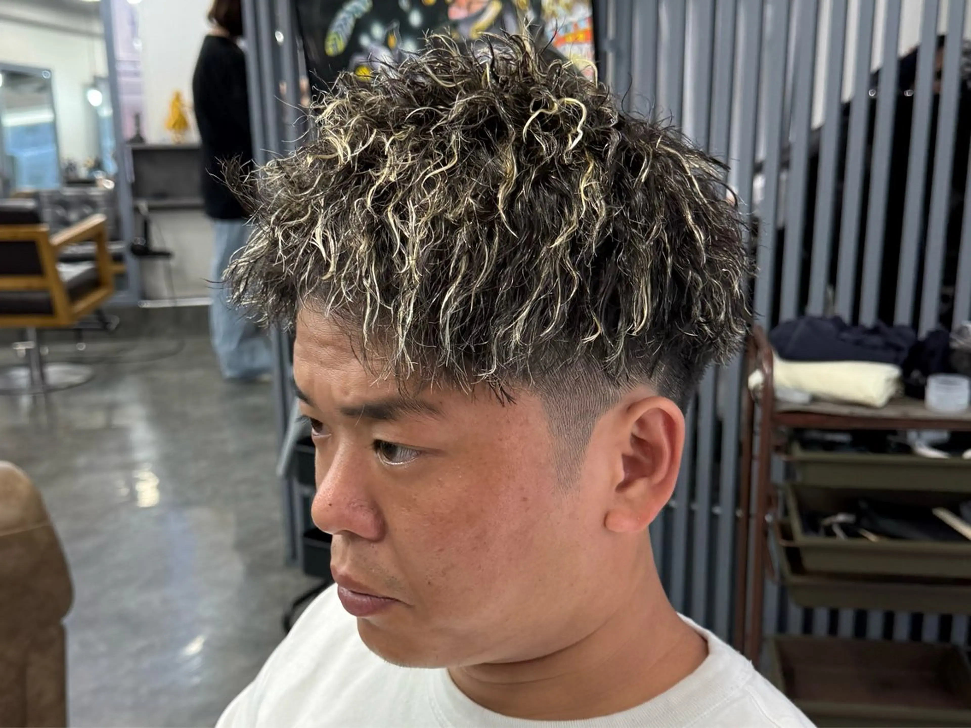 ❄️4月限定❄️激安ゲリラメニュー‼️【メンズカット&パーマ&ハイライト】11000円​〜​の写真