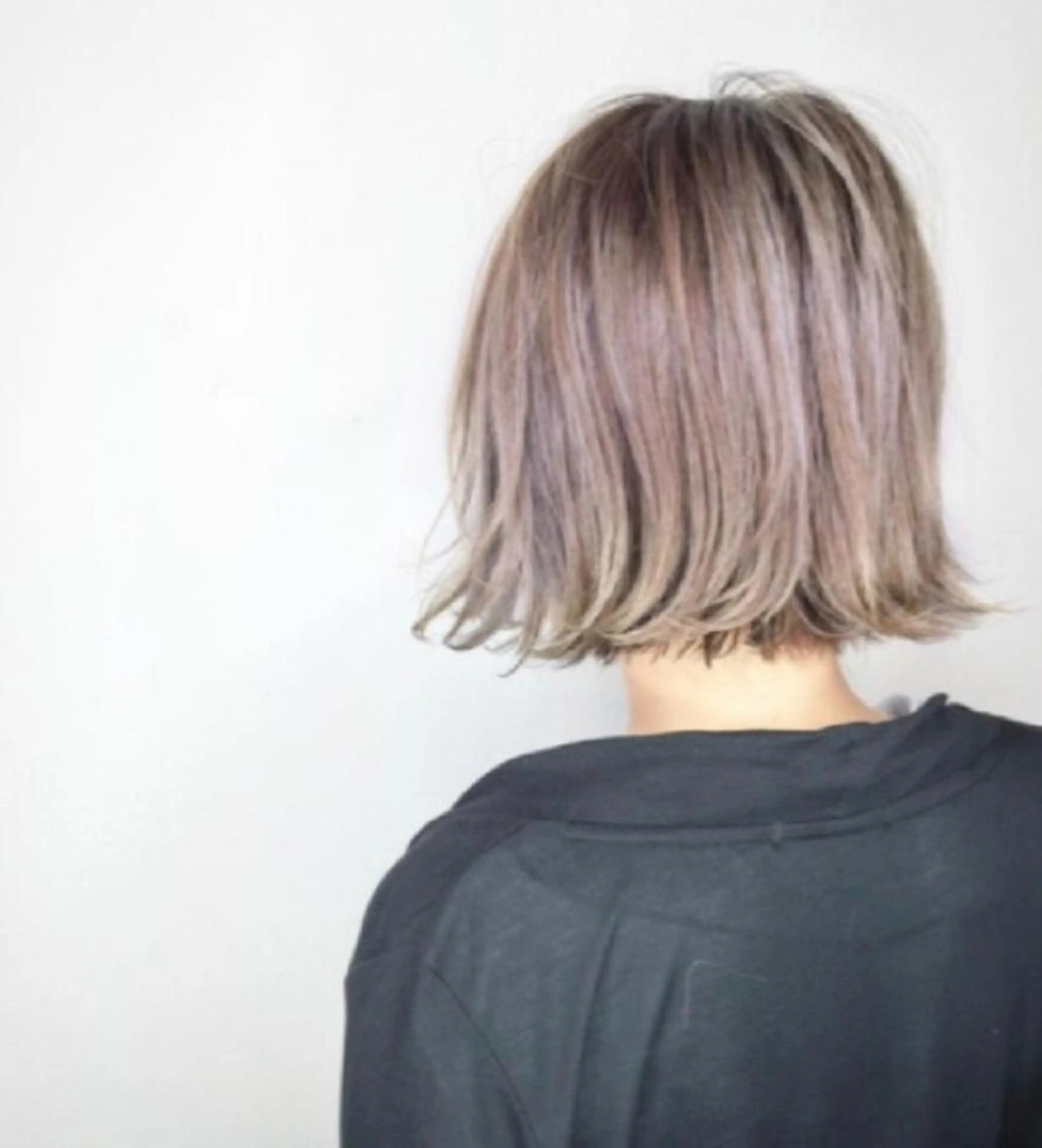 ショート カラー 切りっぱなしボブ ブリーチ グレージュ ラベンダーカラー ラベンダーグレージュ ケア剤オタク×海外 ヘア長谷川裕起のヘアスタイル