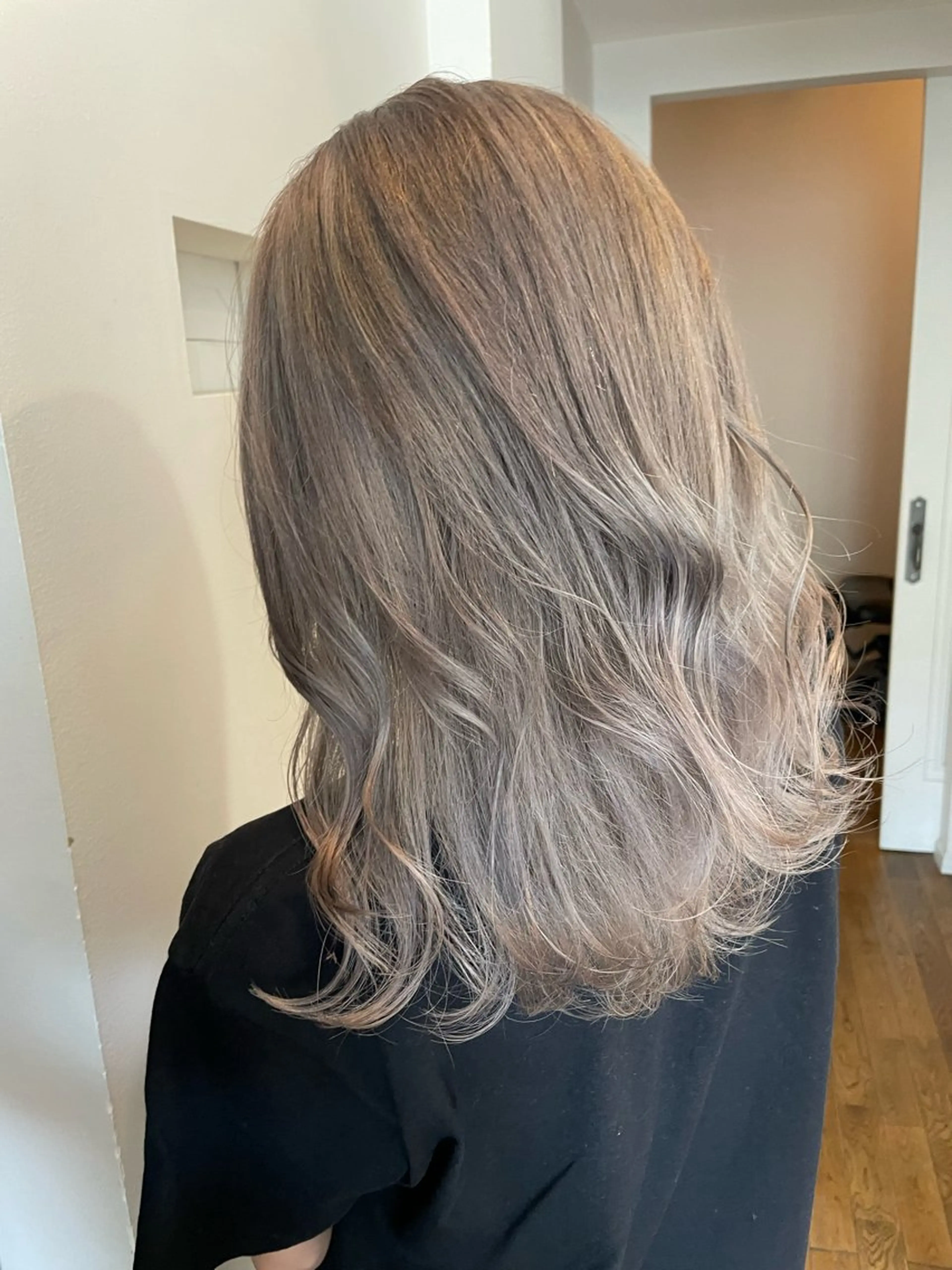 セミロング ヘアカラー トリートメント ブリーチ毛矯正.髪質 改善.髪にドラマをのヘアスタイル