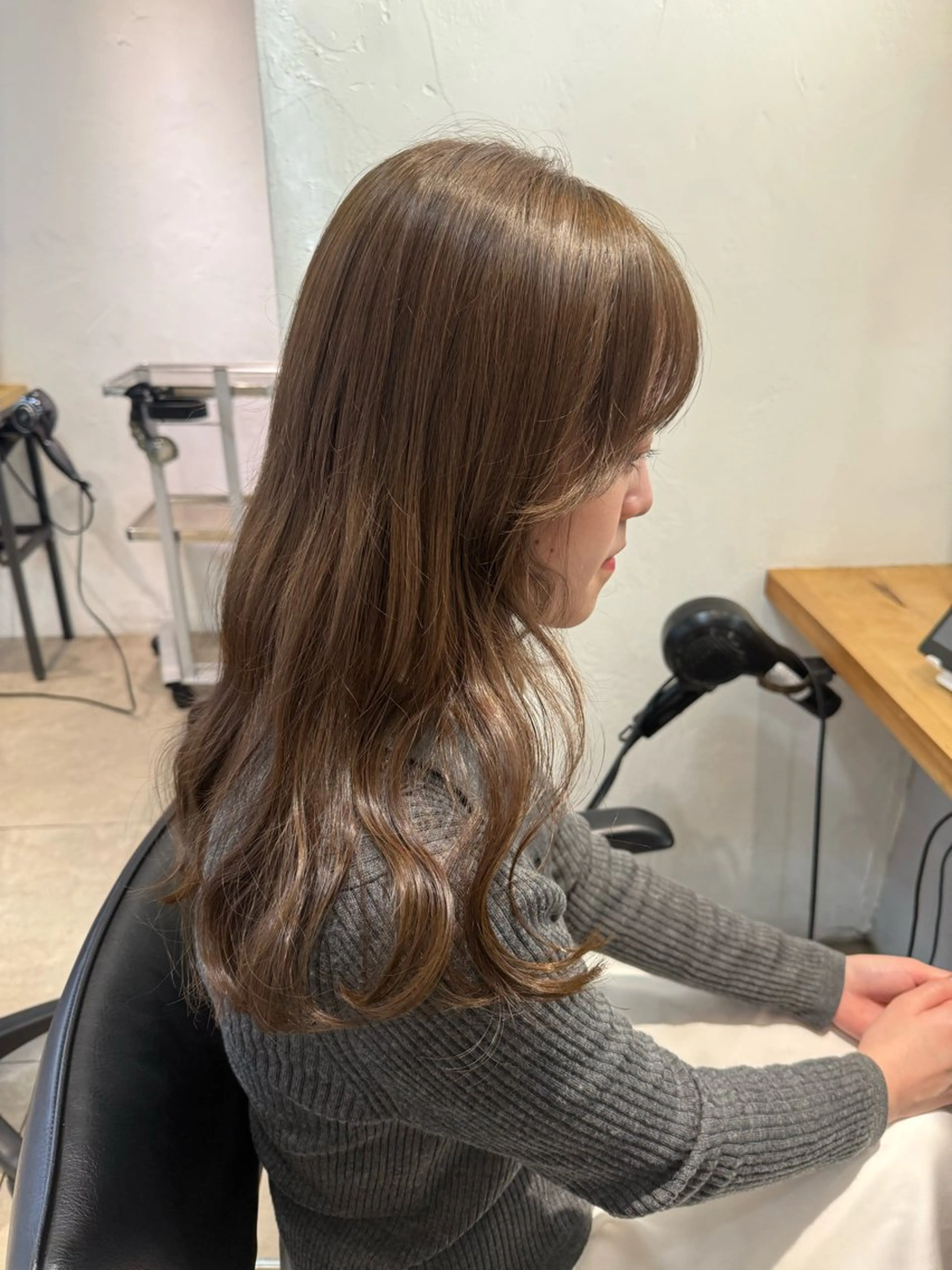 セミロング カラー ミルクティー× グレージュMOMOのヘアスタイル