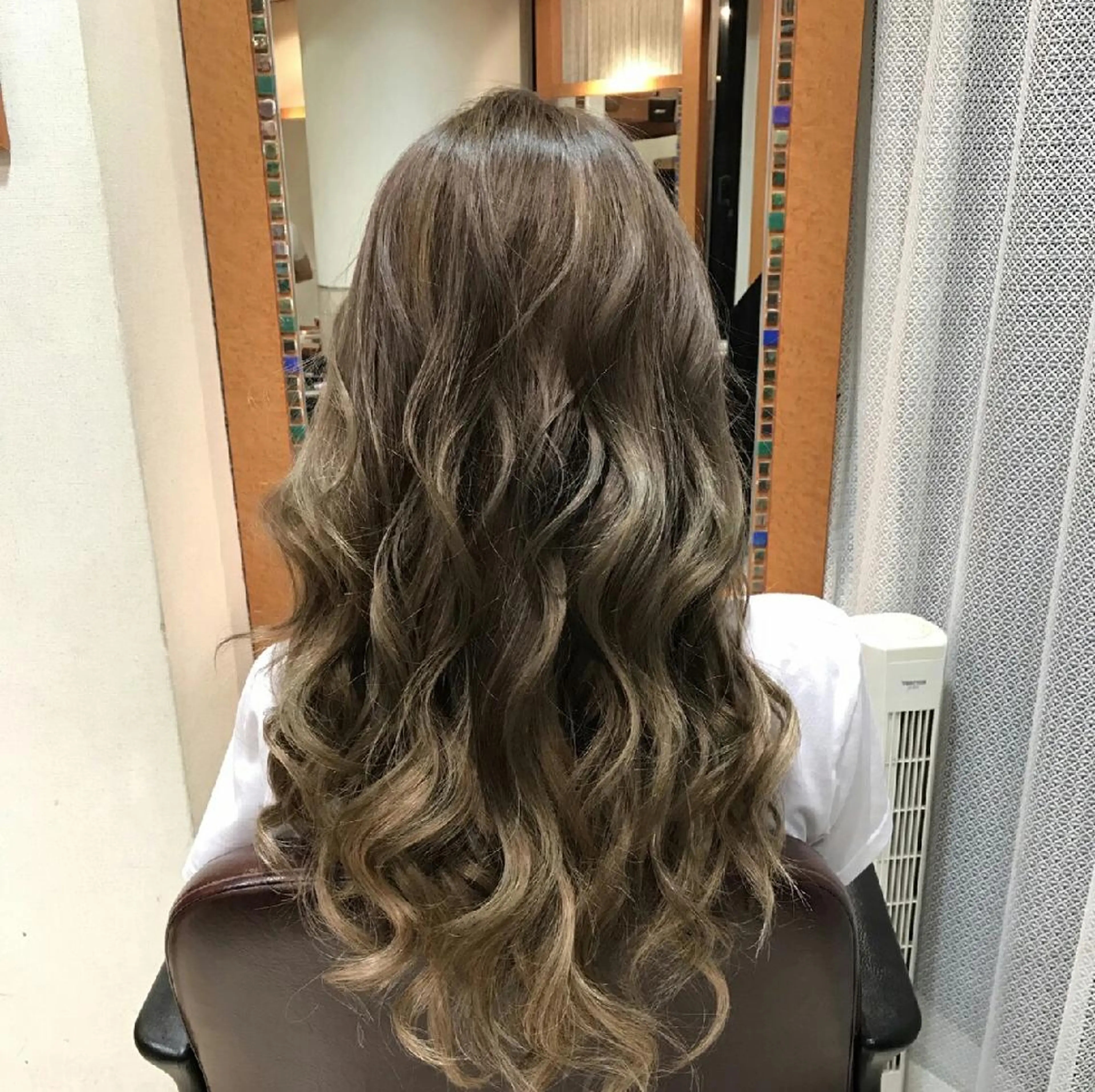 カラー ロング ベージュカラー ミルクティーベージュ エクステ 100%髪質改善特化 TRUNSのヘアスタイル