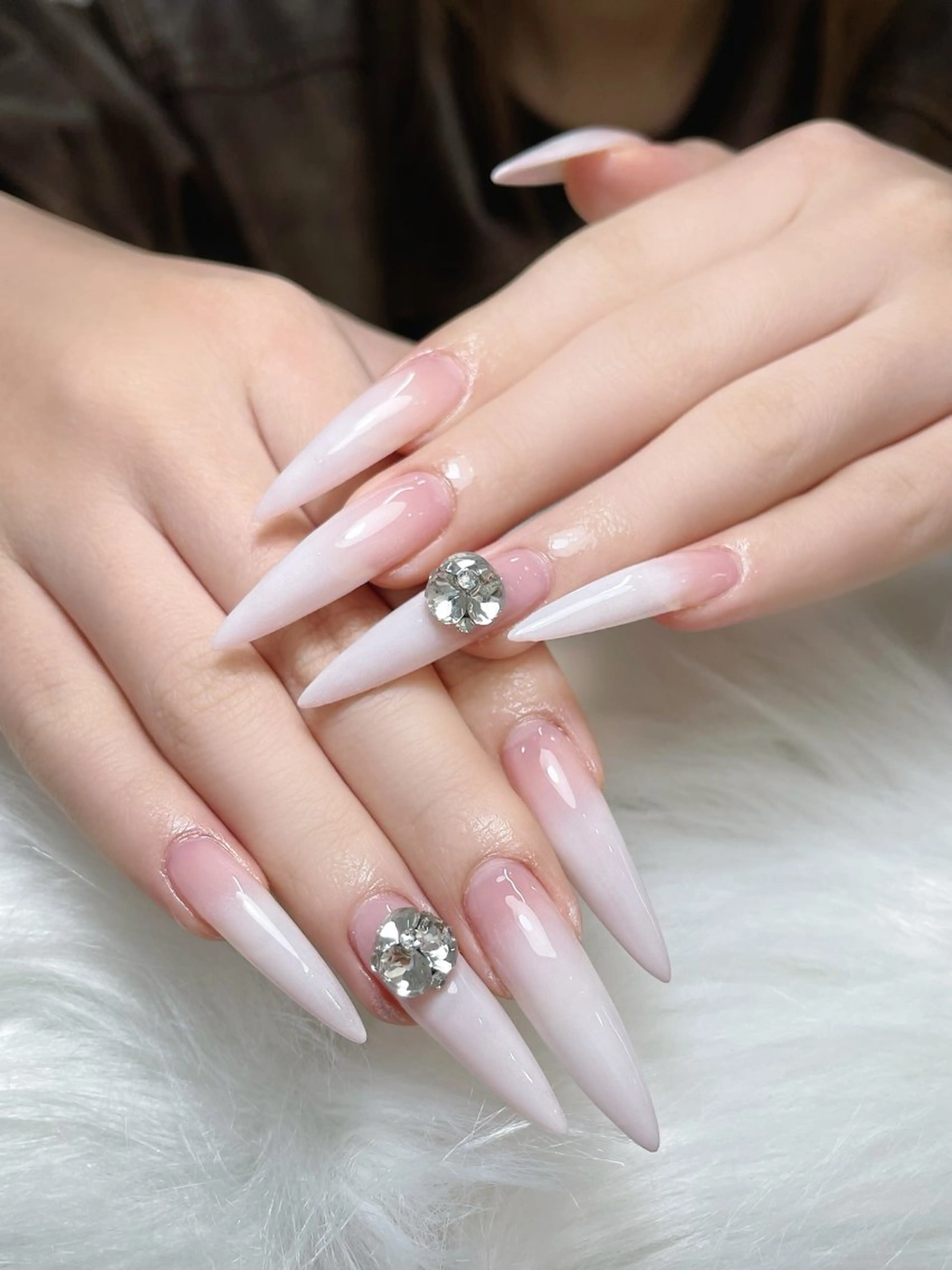 ネイル キラキラネイル 韓国ネイル ロングネイル ワンホンネイル ハンドネイル Josie nail salonのネイルデザイン