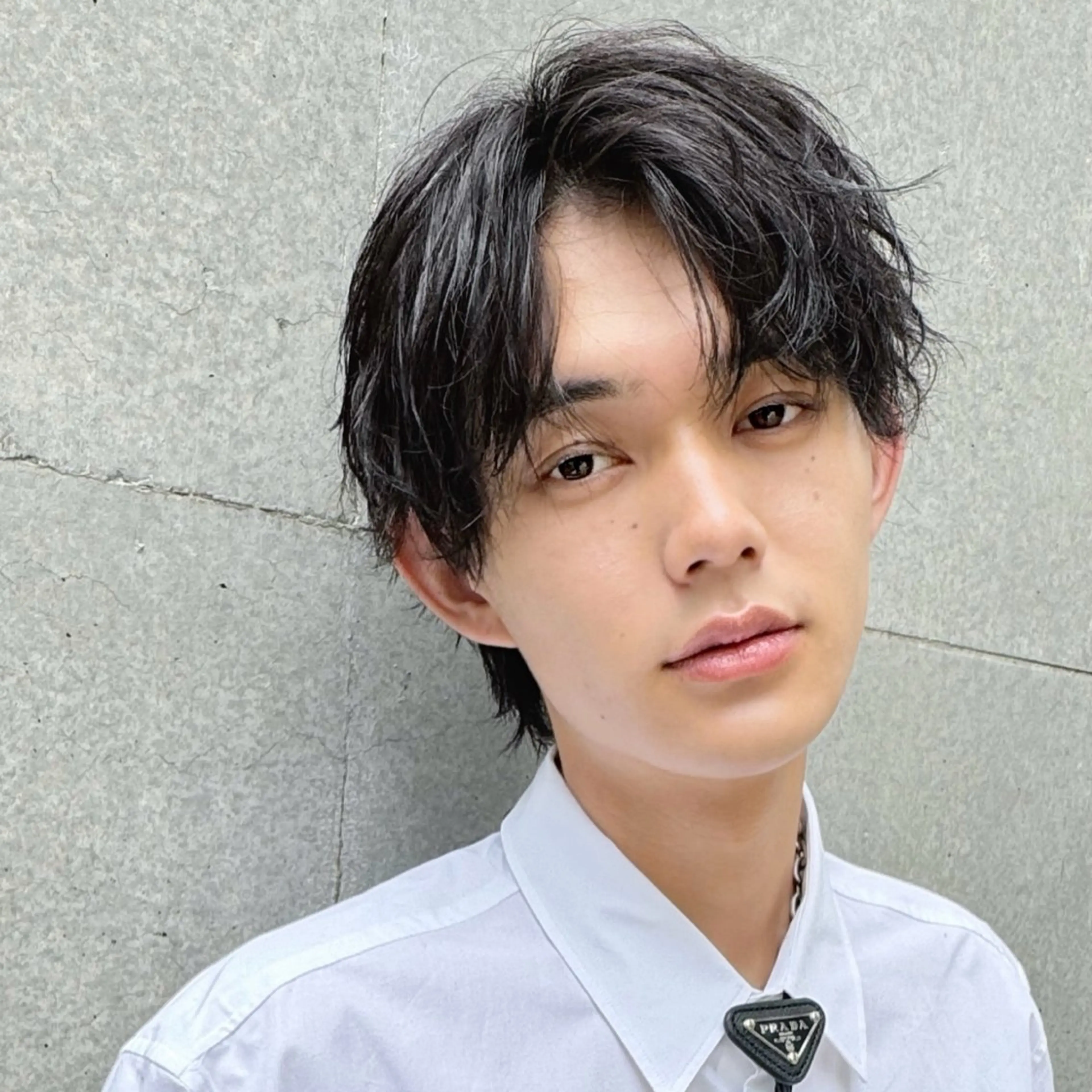 メンズ センターパート コンマヘア メンズデザインカット ダウンパーマ フェザーパーマ カット トリートメント ヘアセット シャドウ/フェザー ニュアンスヘアメンズのヘアスタイル