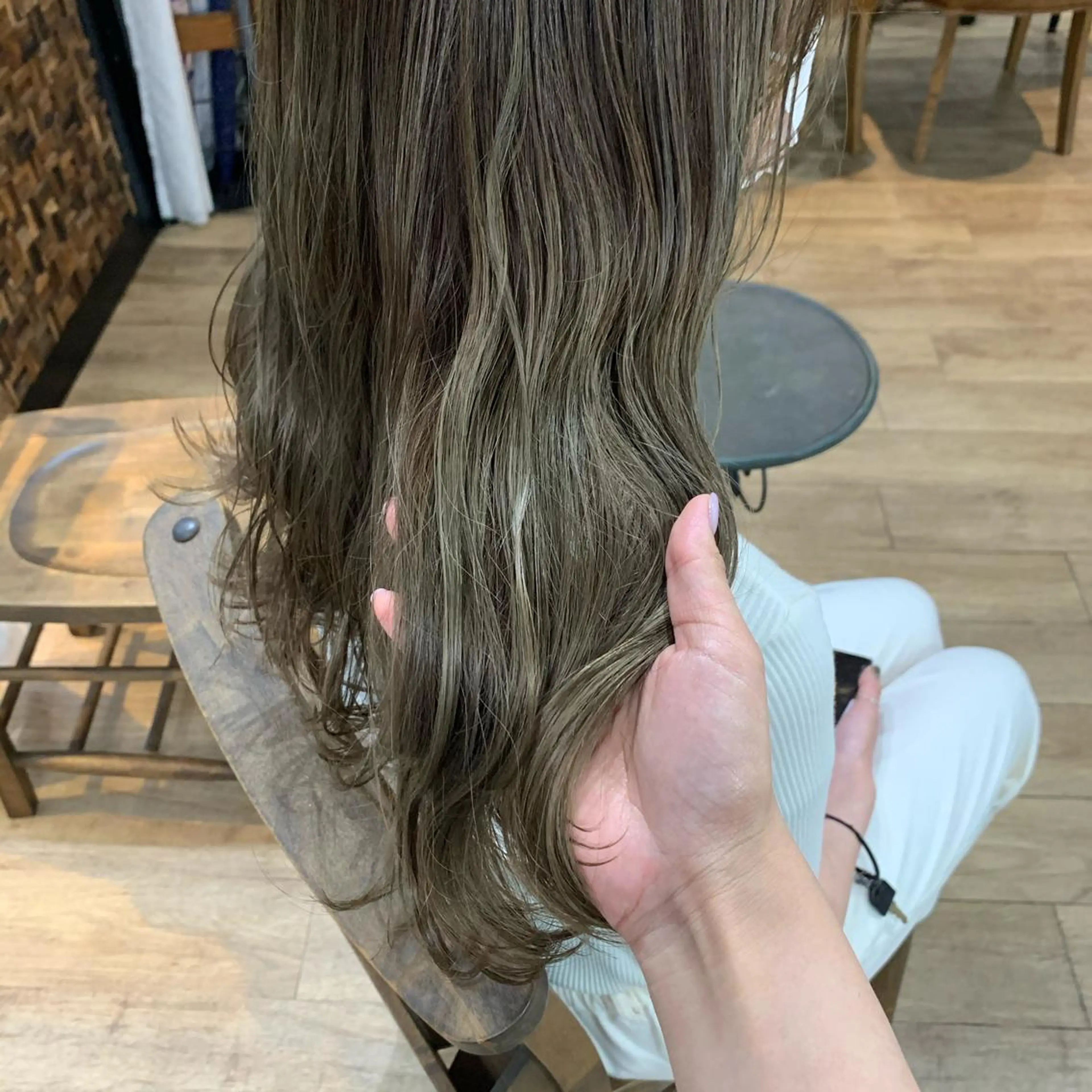 ロング カラー ベージュカラー オリーブベージュ ヘアカラー トリートメント salowin梅田所属・レイヤー/顔周り /AKARIのヘアスタイル