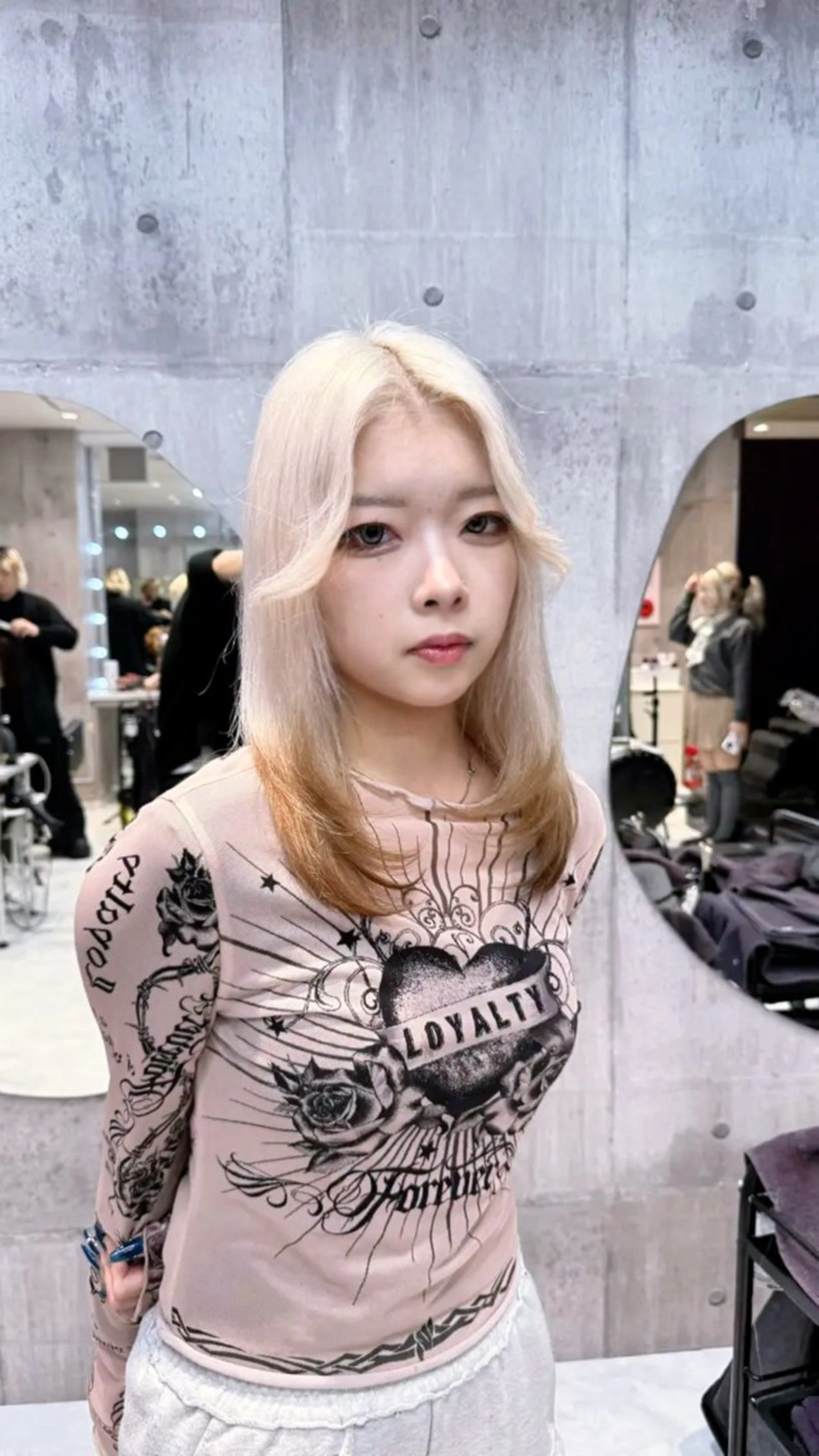 ミディアム カラー ヘアアレンジ ベージュカラー ブリーチ ブロンド デザインカラー ミルクティーベージュ ヘアカラー 【🥀履歴修正🥀】 ハイトーン職人/拓真のヘアスタイル