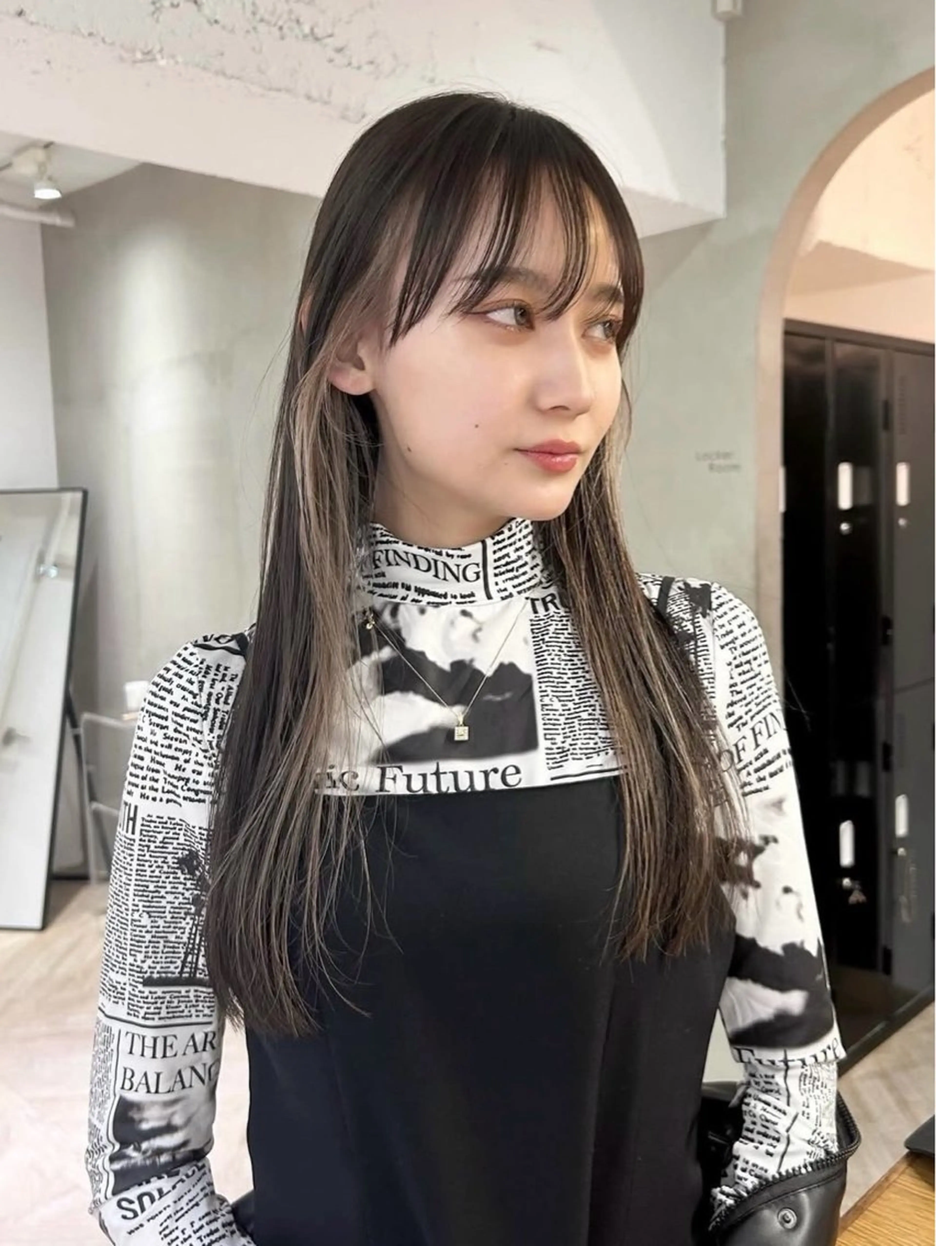 ロング カラー ベージュカラー インナーカラー ミルクティーベージュ ヘアカラー トリートメント 似合わせレイヤー ＆透明感カラーのヘアスタイル