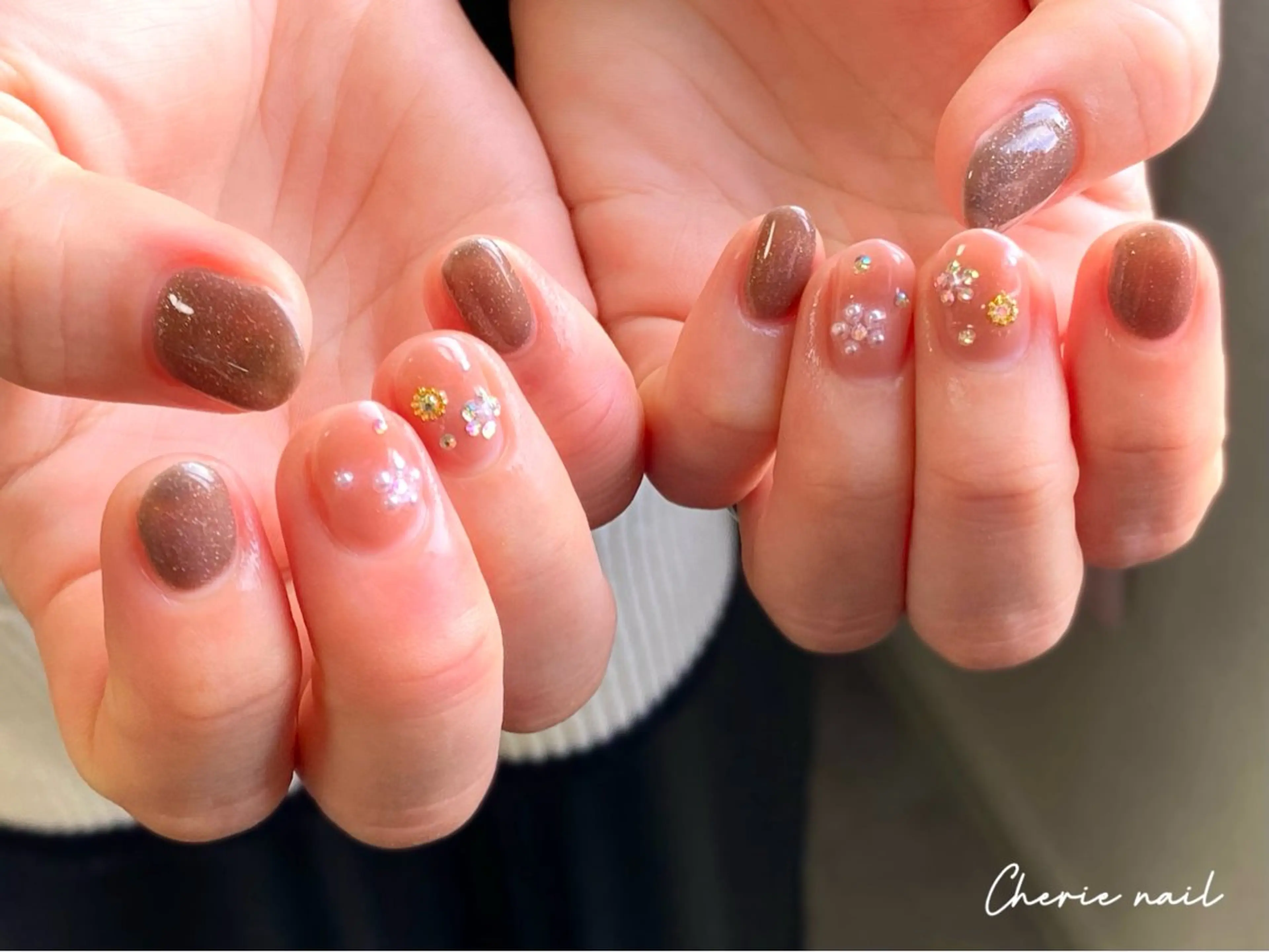 ネイル ブラウン フラワーネイル ジェルネイル ラメ(グリッター) ピンク ハンドネイル Cherienail yunaのネイルデザイン