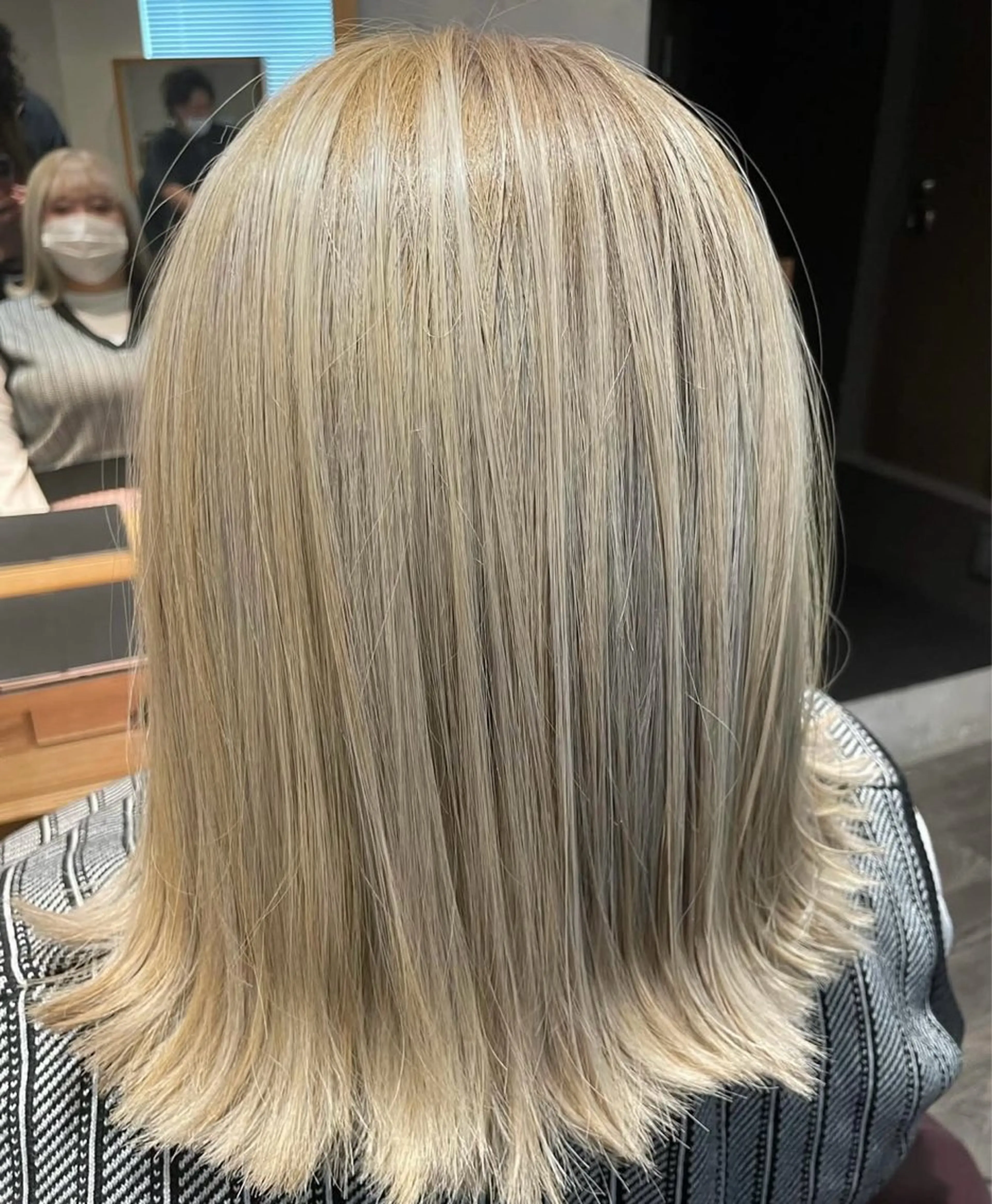 ミディアム カラー ヘアアレンジ ブロンド ホワイトブロンド ヘアカラー トリートメント ヘアセット トップスタイリスト Shoyaのヘアスタイル