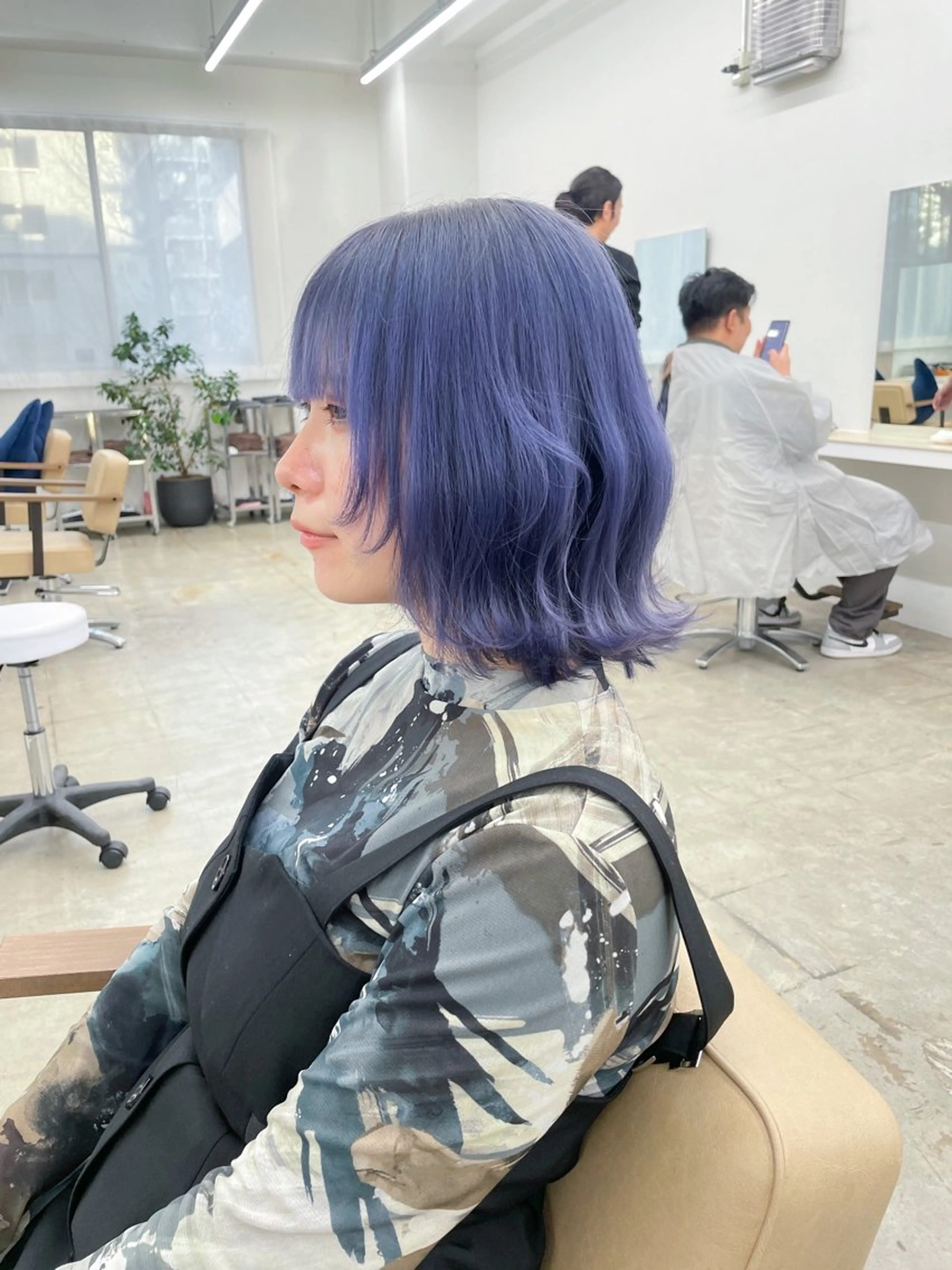 ミディアム カラー ブリーチ ブルーカラー ブルーパープル ケアブリーチ ハイトーンカラー ハイトーン/レイヤー /ケアブリーチ石川治のヘアスタイル