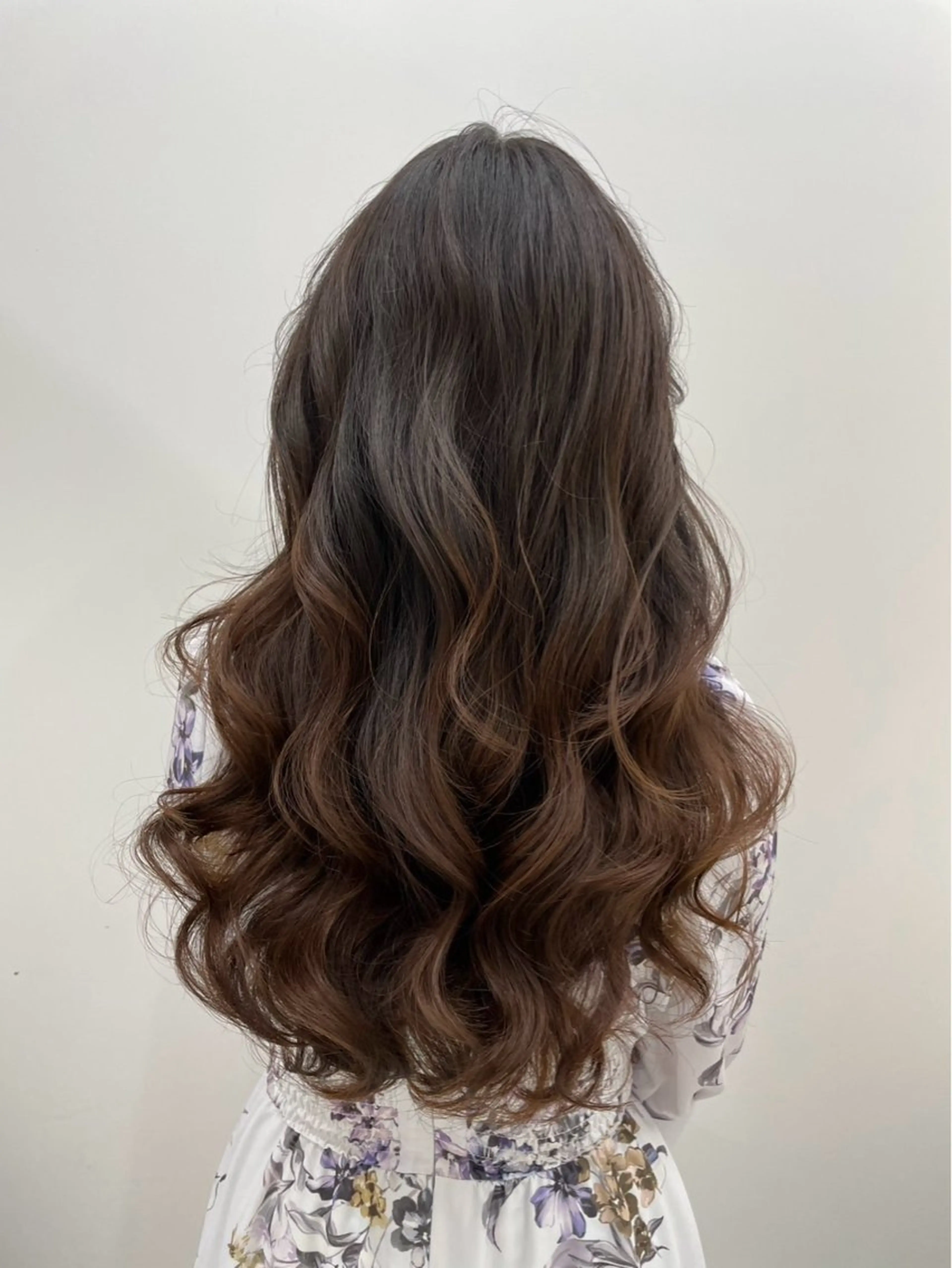 ロング パーマ 韓国風レイヤーカラー ライムのヘアスタイル