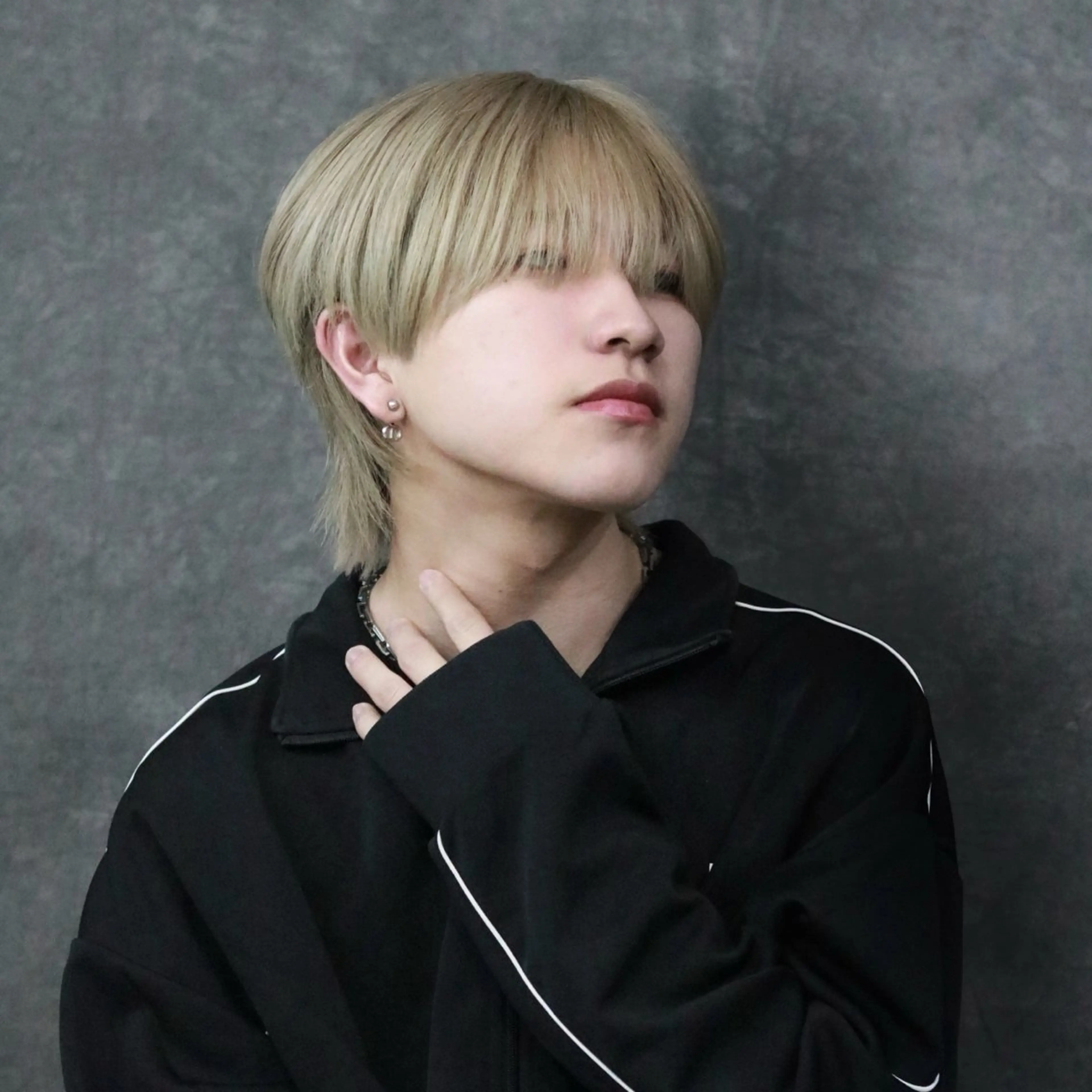 ミディアム カラー メンズ ミディアムパーマ メンズブリーチ センターパート ダウンパーマ メンズハイトーン カット ヘアカラー RACCOON.TOKYO 渋谷店所属・メンズカット特化🐺 ウルフ[店長]置塩祥のヘアスタイル