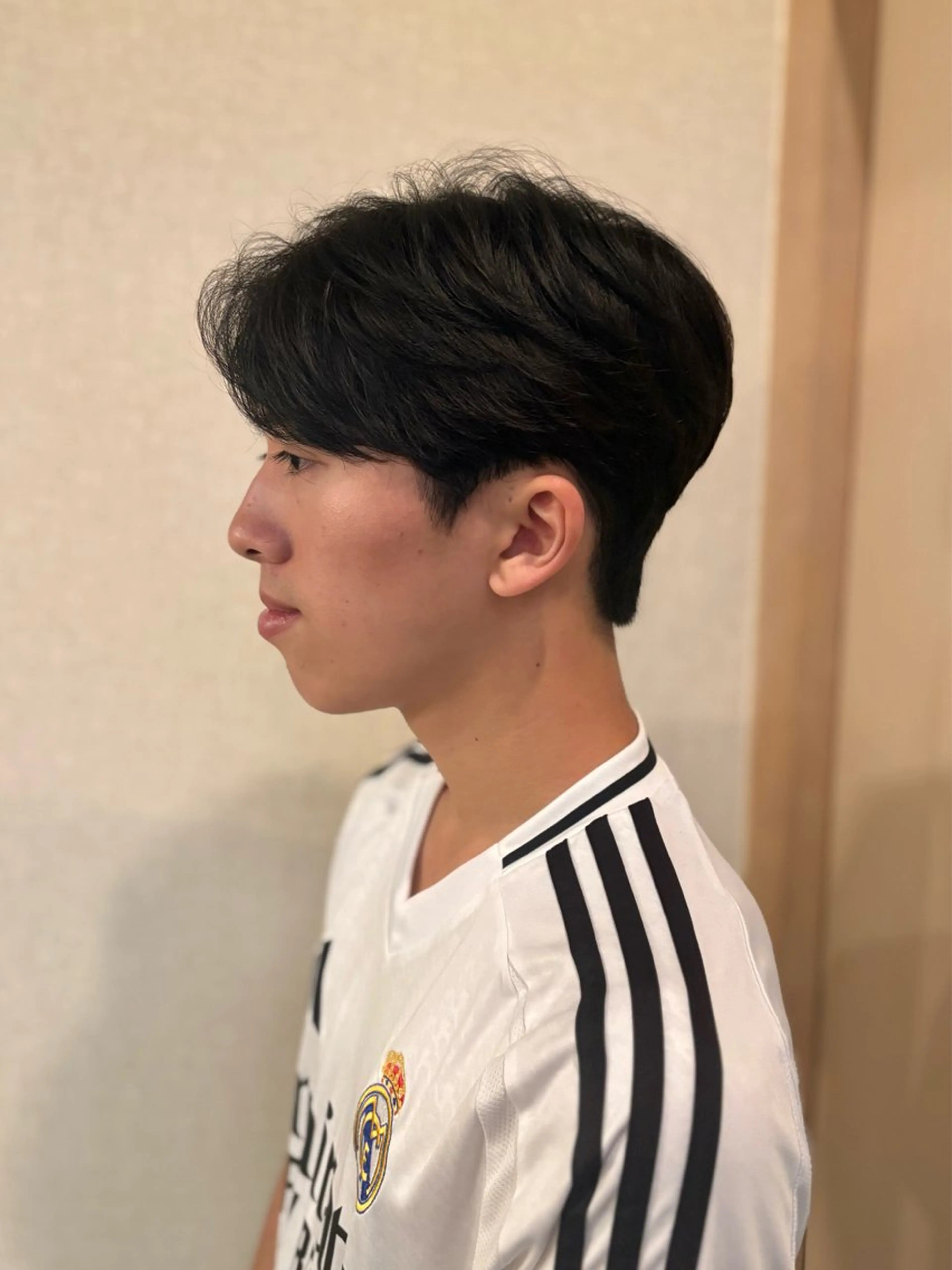 ショート カラー パーマ メンズ センターパート ダウンパーマ フェザーパーマ メンズ韓国風 メンズパーマ カット パーマ 小山内 一馬のヘアスタイル