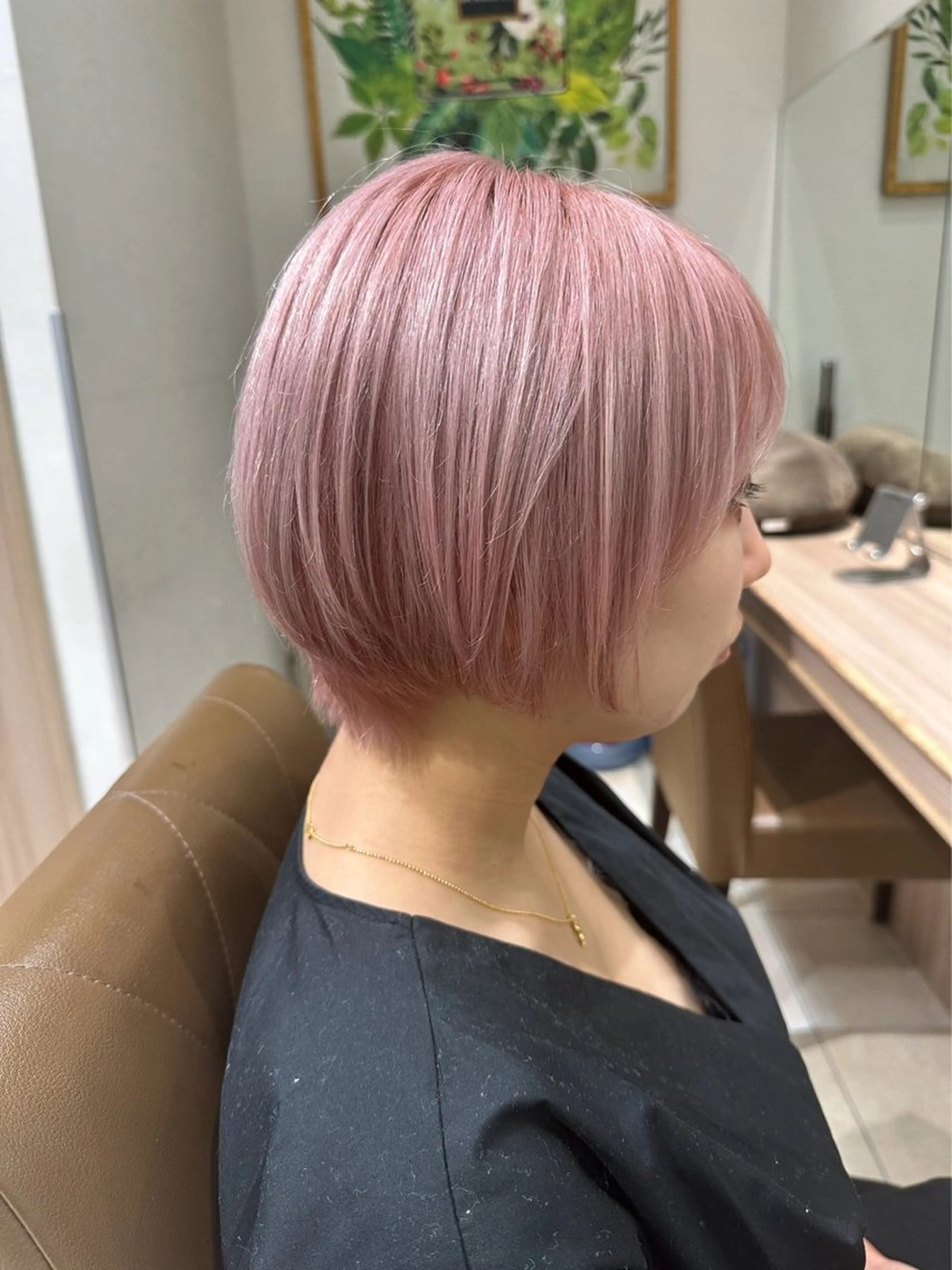 ショート カラー ブリーチ ピンクカラー 伊佐 愛のヘアスタイル