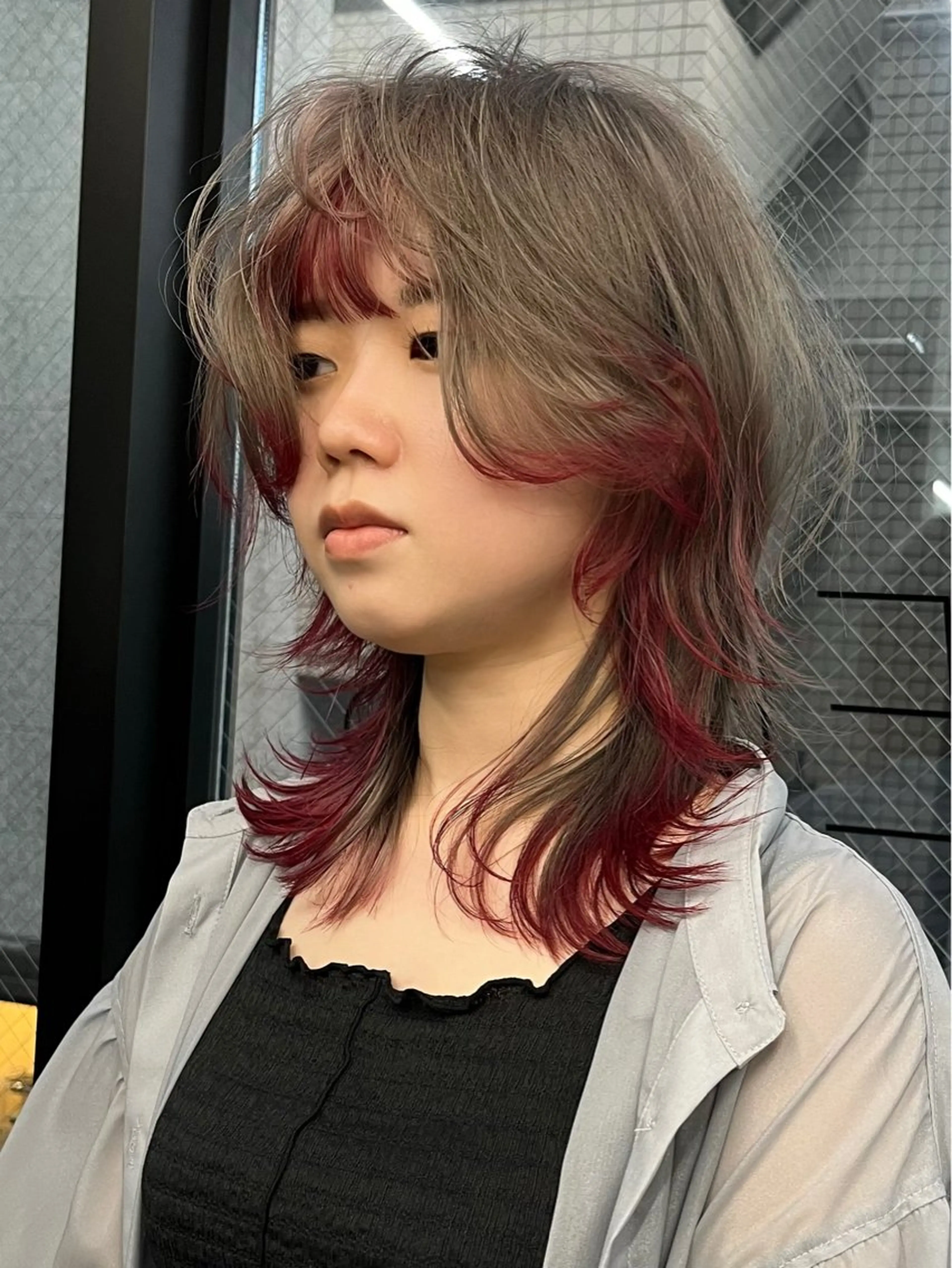 セミロング カラー イツク ⚡️ ルーツ/ハイトーンのヘアスタイル
