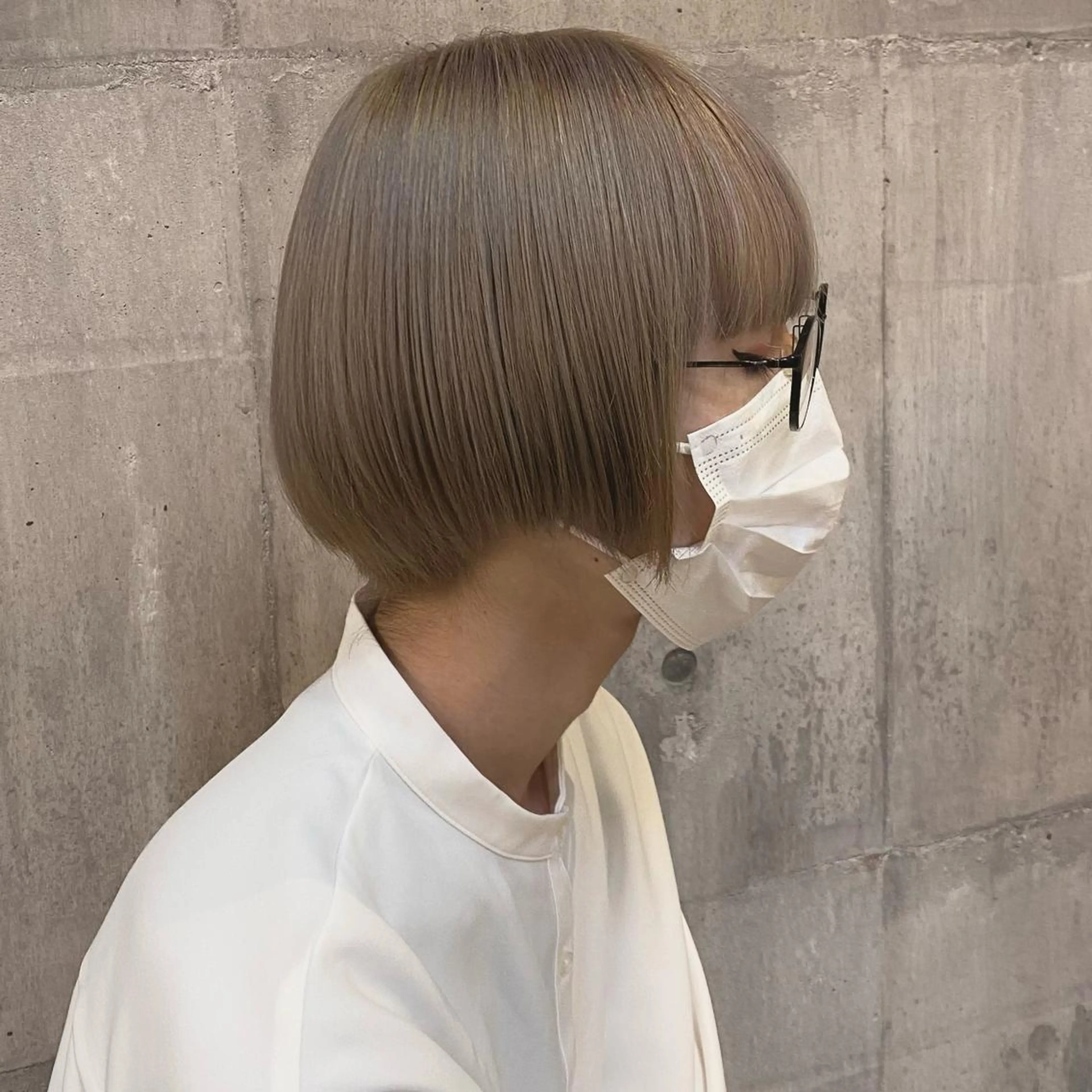 ショート カラー ブリーチ グレージュ ヘアカラー 比嘉 陽のヘアスタイル