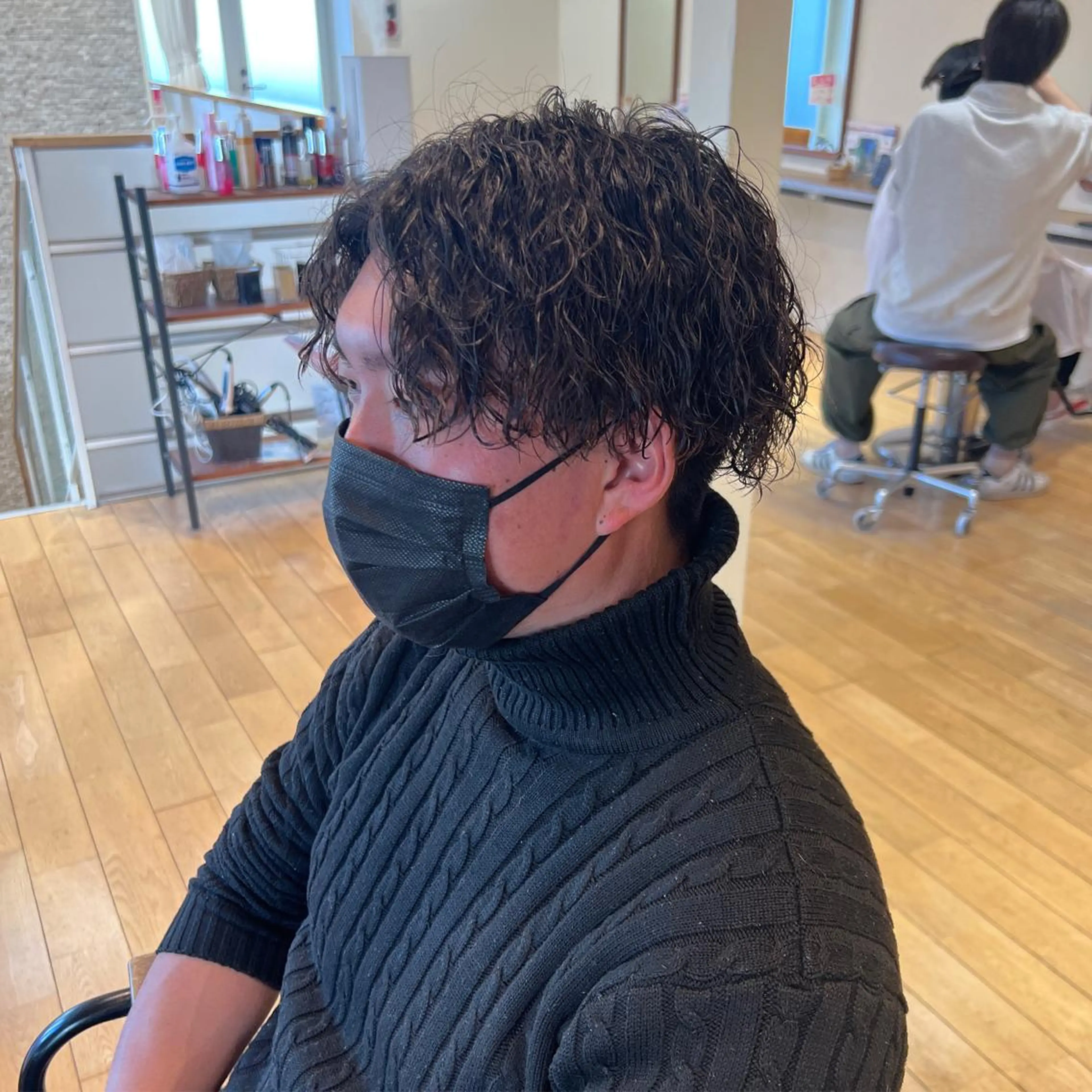 ミディアム パーマ メンズ ミディアムパーマ メンズパーマ ツイストスパイラルパーマ スパイラルパーマ カット パーマ Ore🫧タナカマヤ /柔らかい質感カラーのヘアスタイル