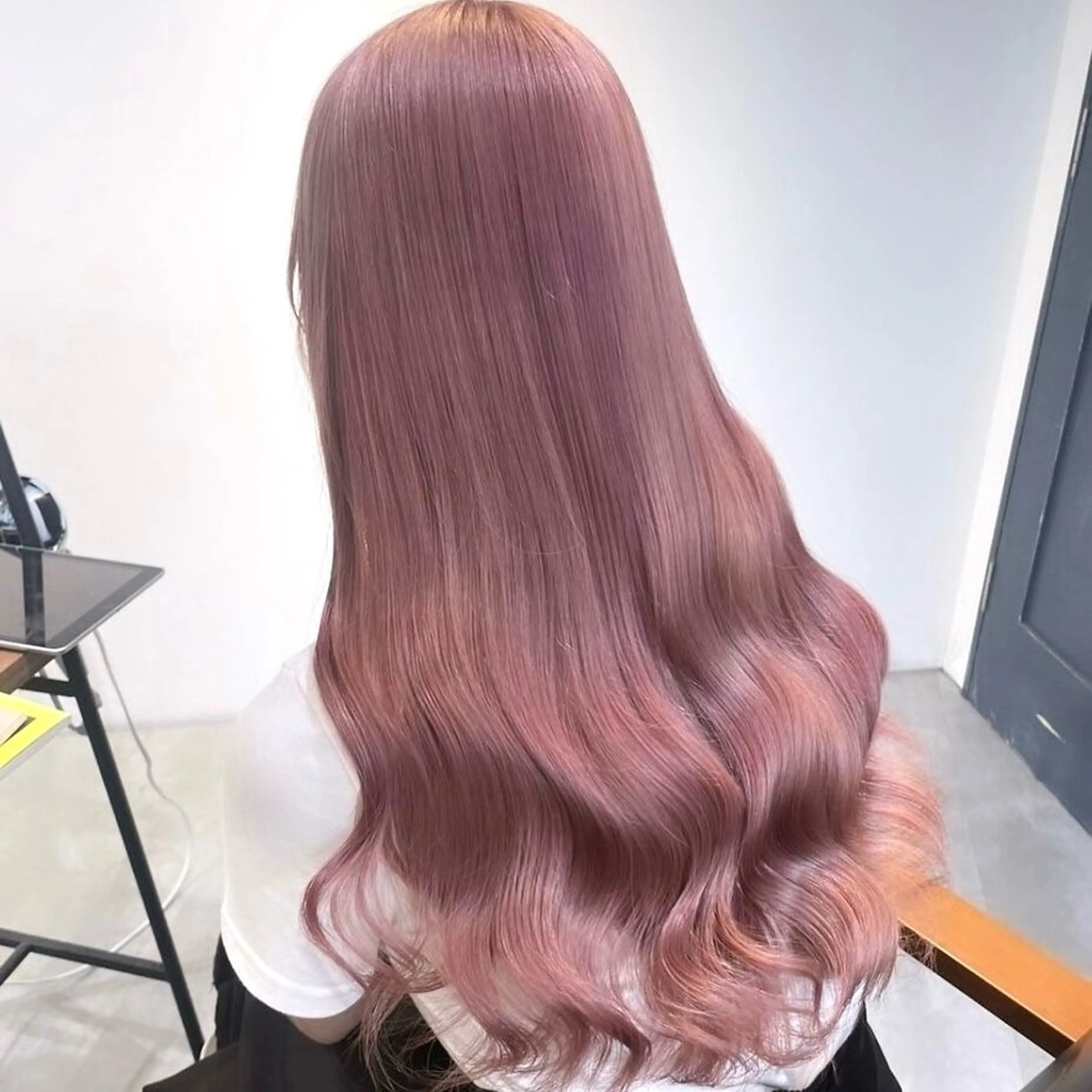 ロング カラー ヘアカラー トリートメント 岩戸優奈 束感まつげ ピンク/ベージュのヘアスタイル