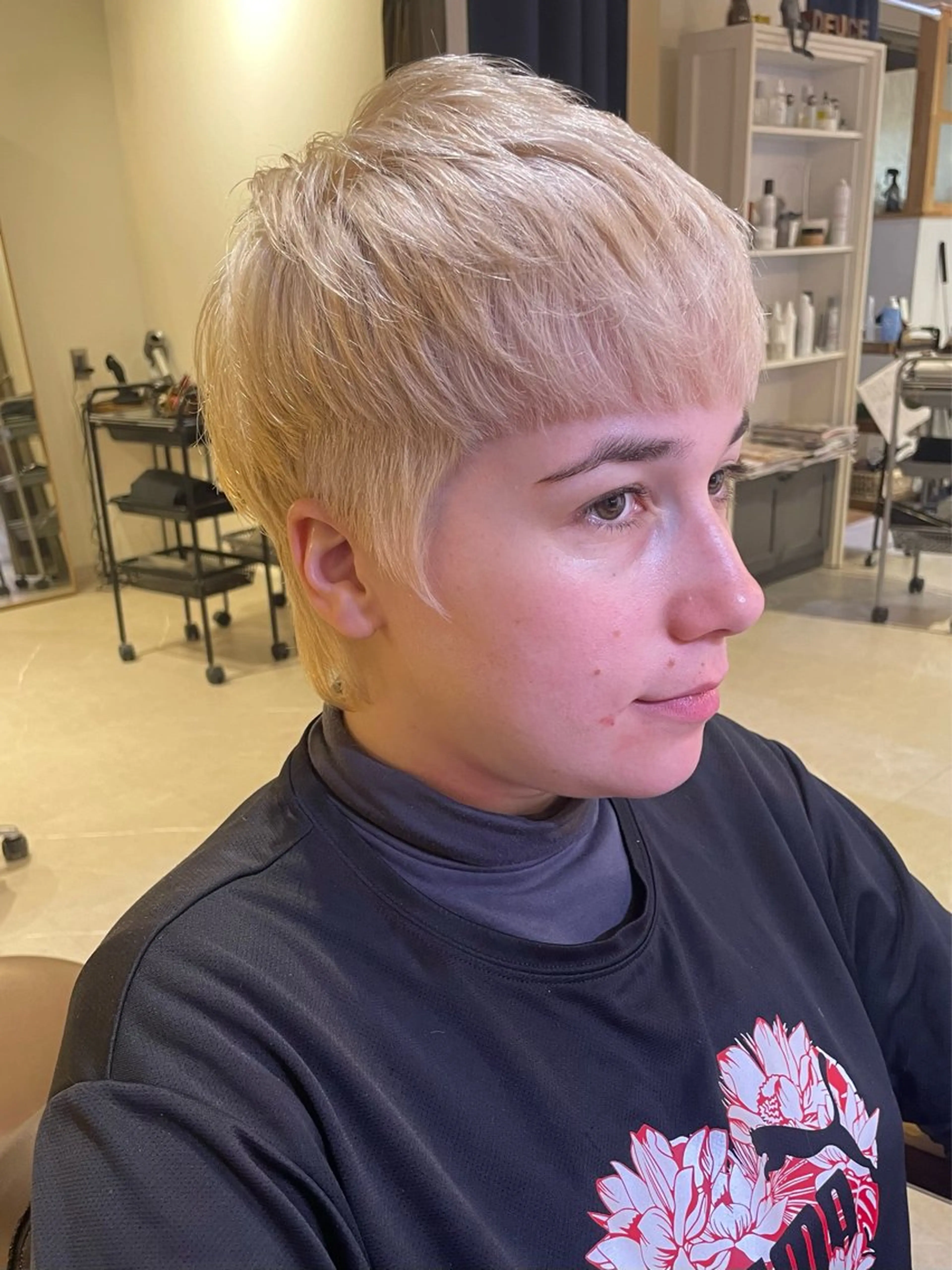 ショート カラー ブリーチ 抜きっぱなしブロンド ウルフ/レイヤー/ ベージュ/山宮 大樹のヘアスタイル