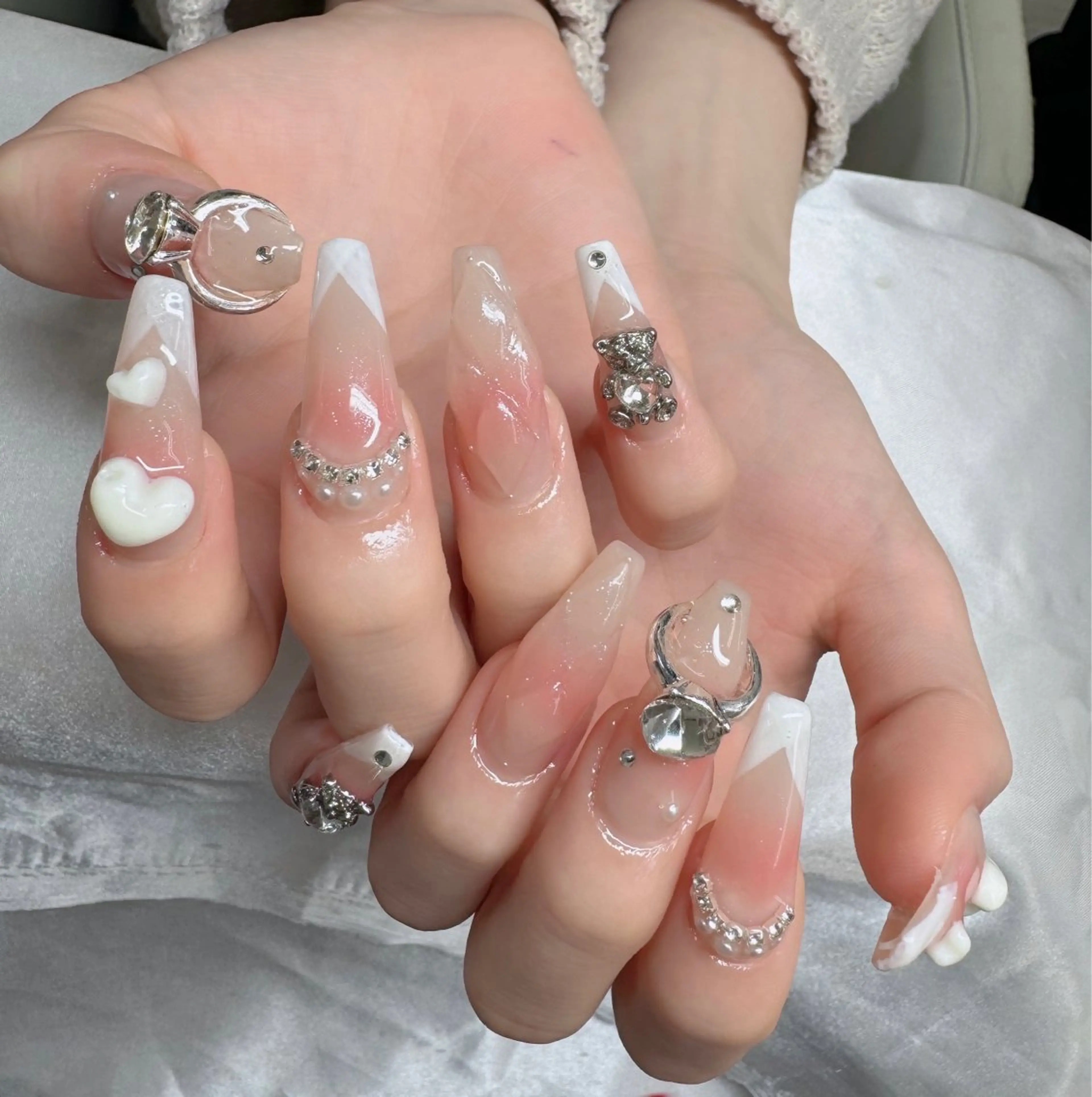 ネイル オーロラネイル フレンチネイル ジェルネイル ハロウィン キラキラネイル H.baby Nail Salonのネイルデザイン
