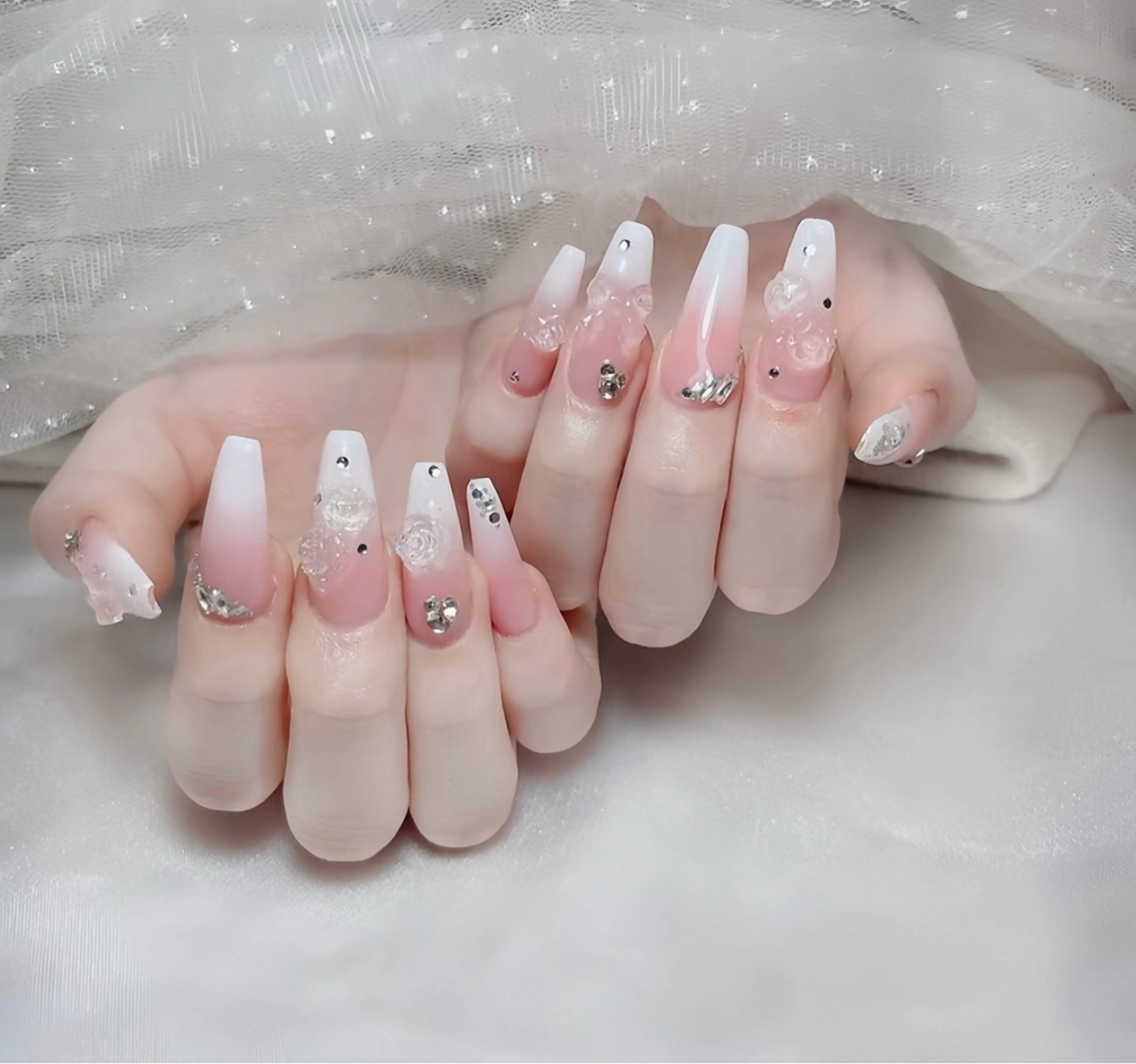 ネイル オーロラネイル チークネイル 桜ネイル クリアネイル ドット ハンドネイル Rin Nail 新大久保店のネイルデザイン