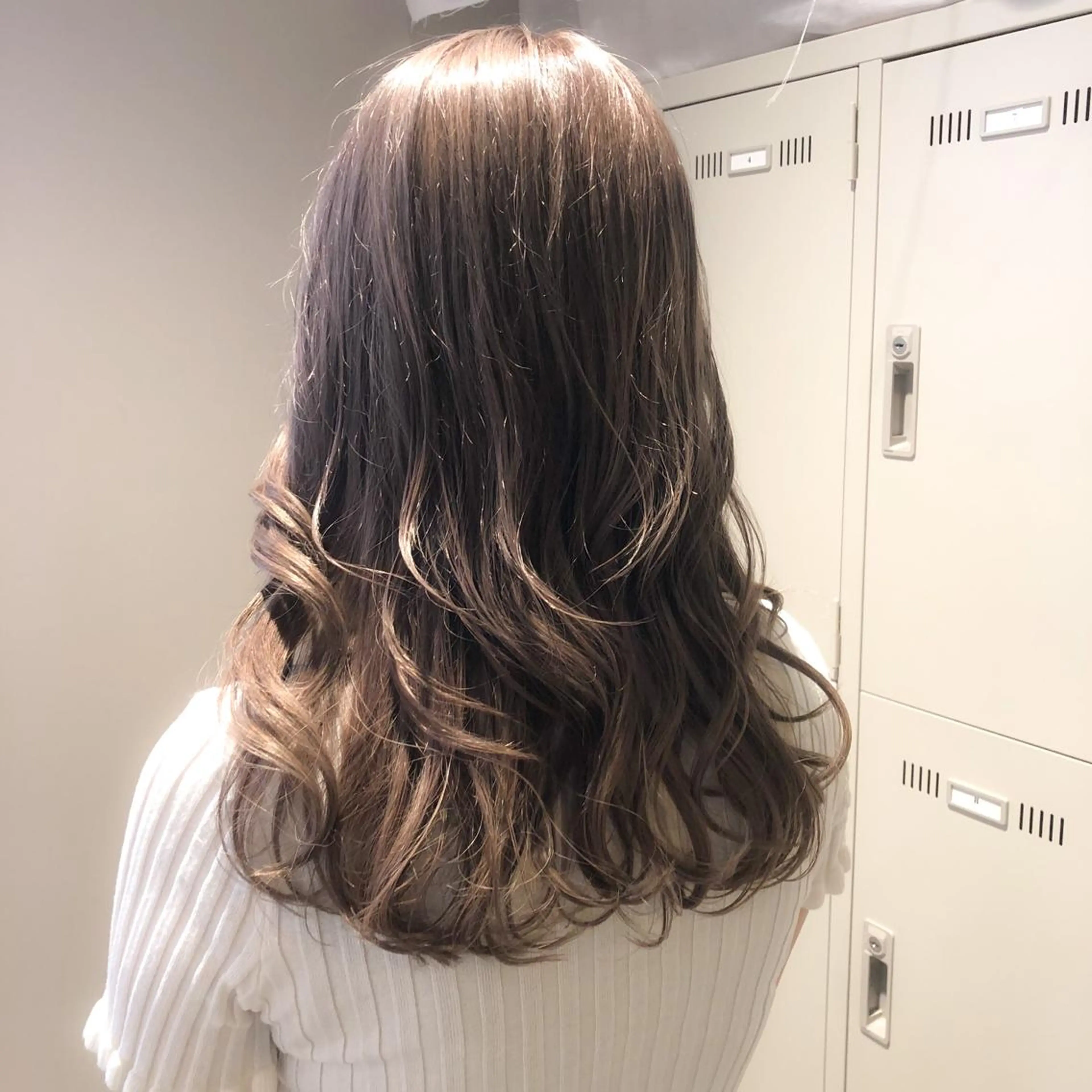 セミロング ヘアカラー トリートメント ハイトーン×レイヤー カットTAKUMIのヘアスタイル