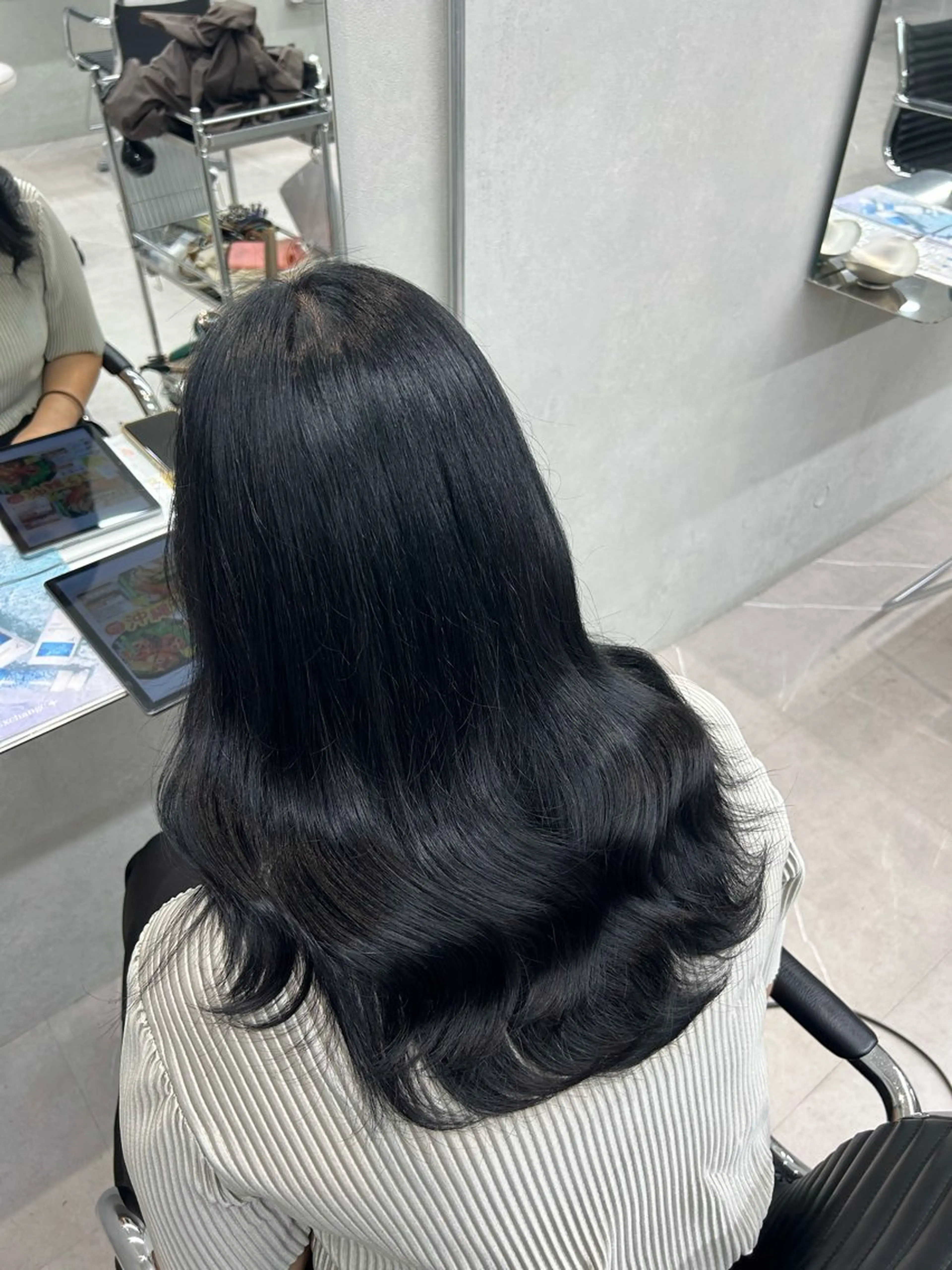 カラー 黒髪 ブリーチ ブルーカラー ブルーブラック IO イオリのヘアスタイル